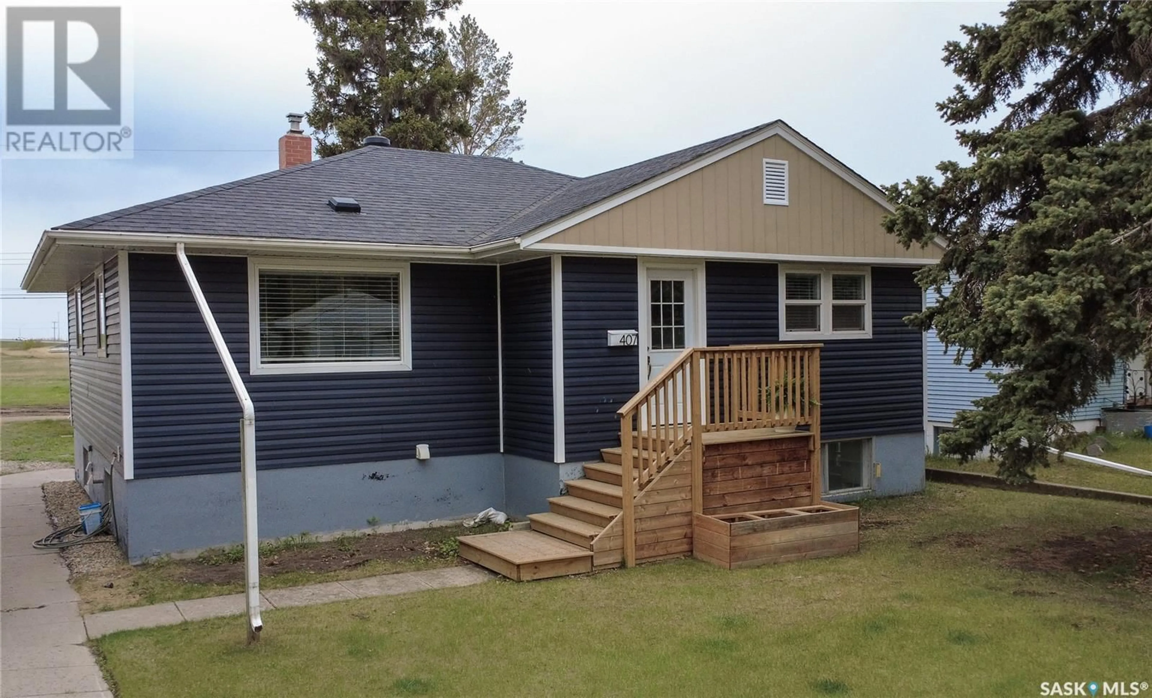 Home with vinyl exterior material, street for 407 108TH STREET, Saskatoon Saskatchewan S7N1R1