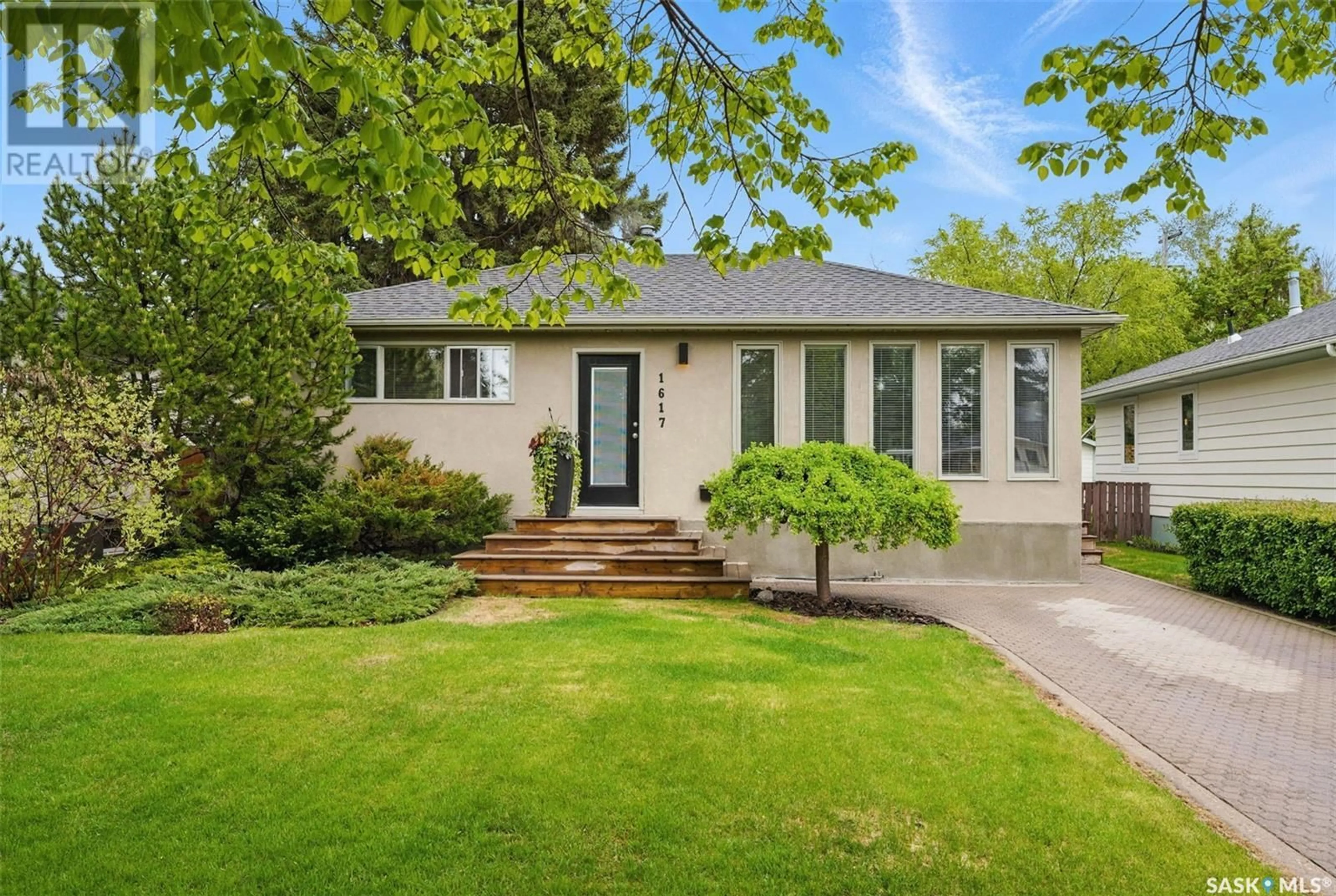 Home with vinyl exterior material, street for 1617 MUNROE AVENUE, Saskatoon Saskatchewan S7H2G7