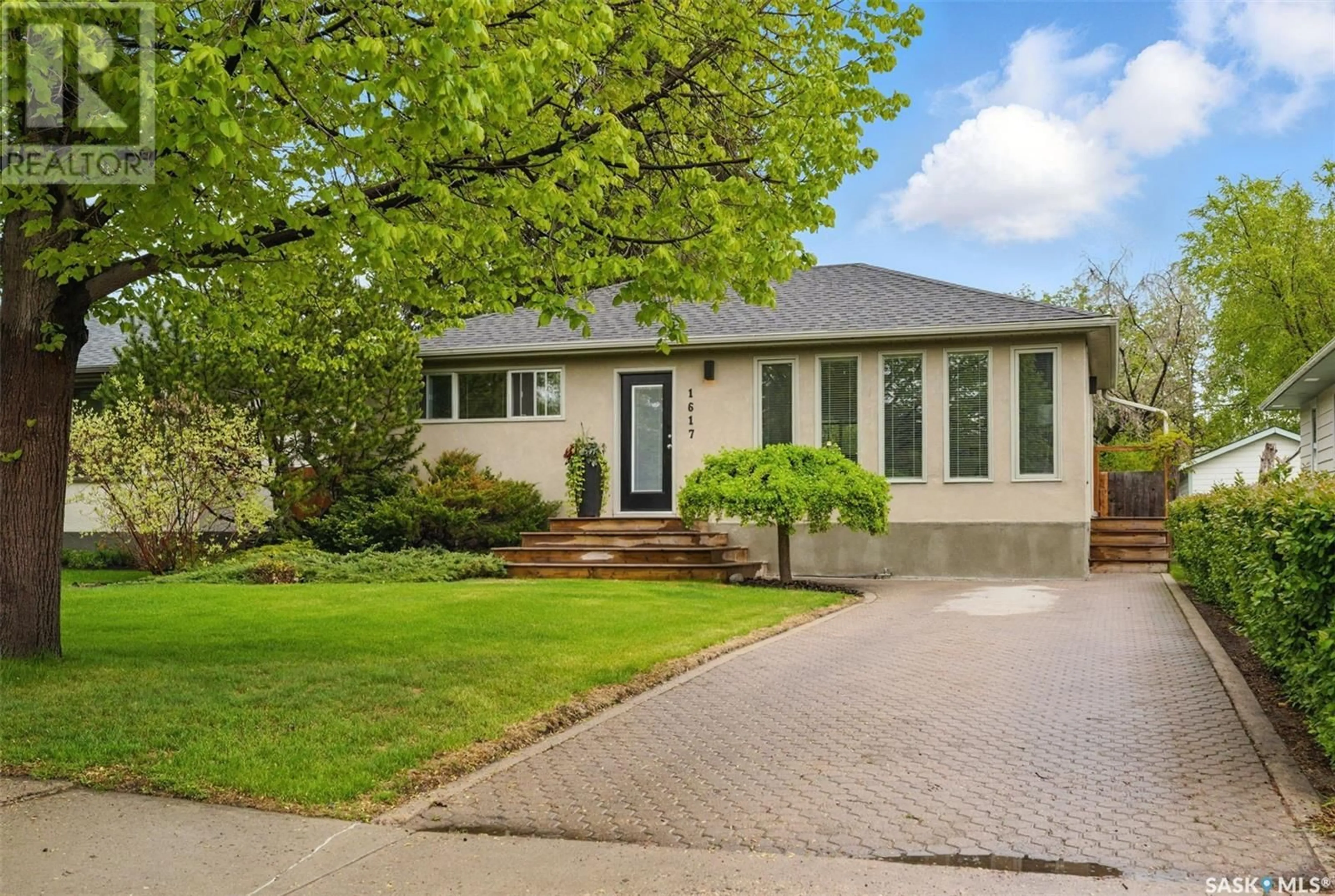 Home with vinyl exterior material, street for 1617 MUNROE AVENUE, Saskatoon Saskatchewan S7H2G7