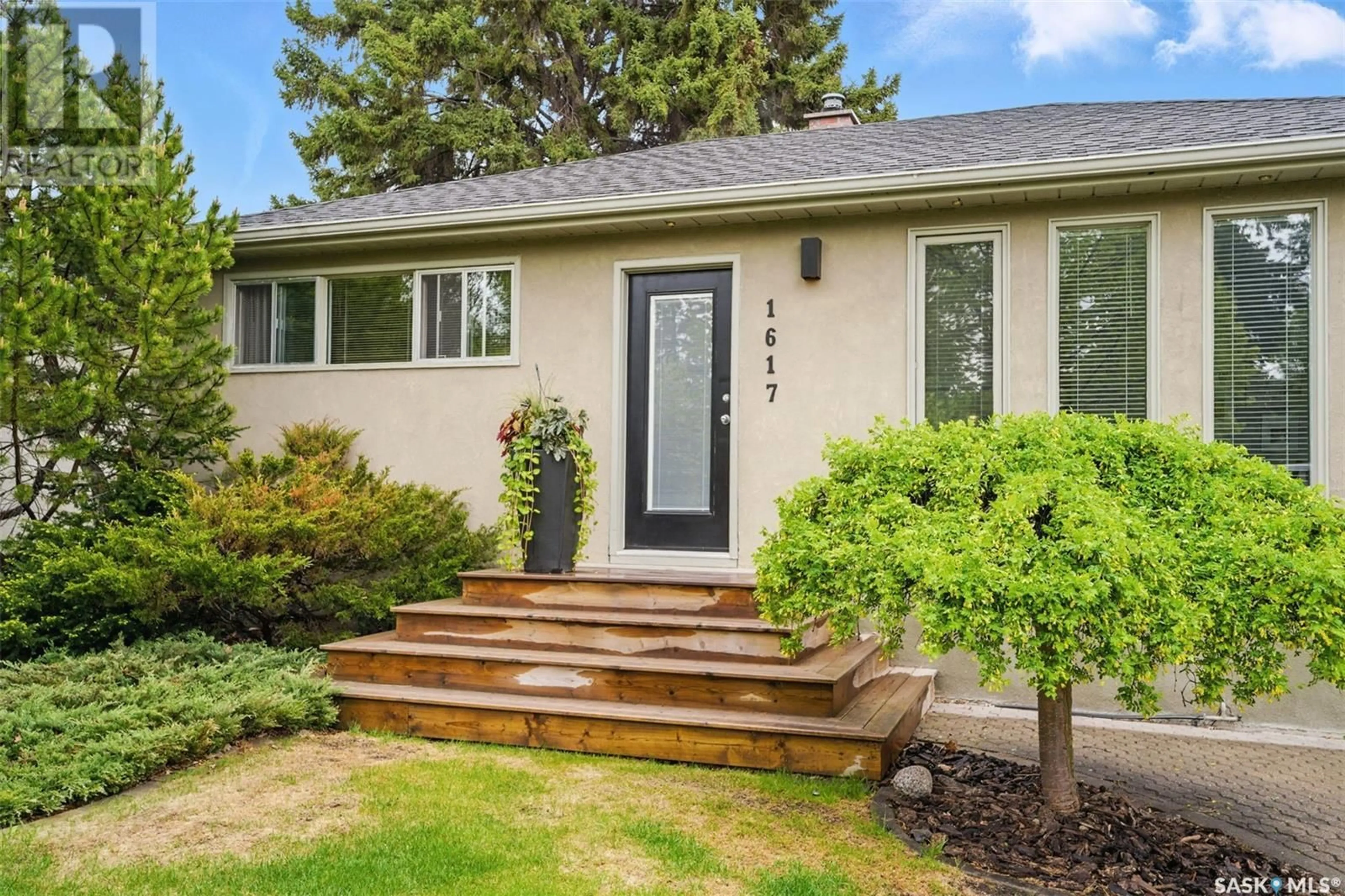 Home with vinyl exterior material, street for 1617 MUNROE AVENUE, Saskatoon Saskatchewan S7H2G7