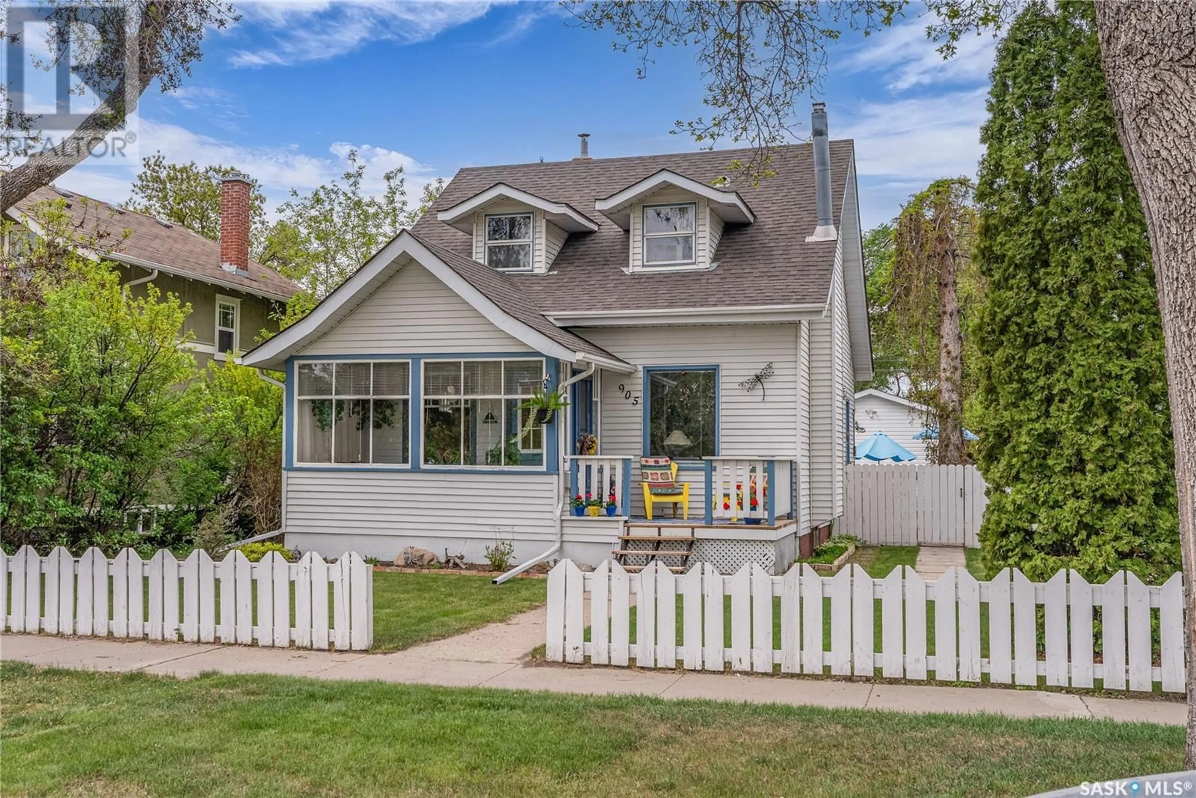 Home with vinyl exterior material, street for 905 10TH AVENUE, Saskatoon Saskatchewan S7K2Z4