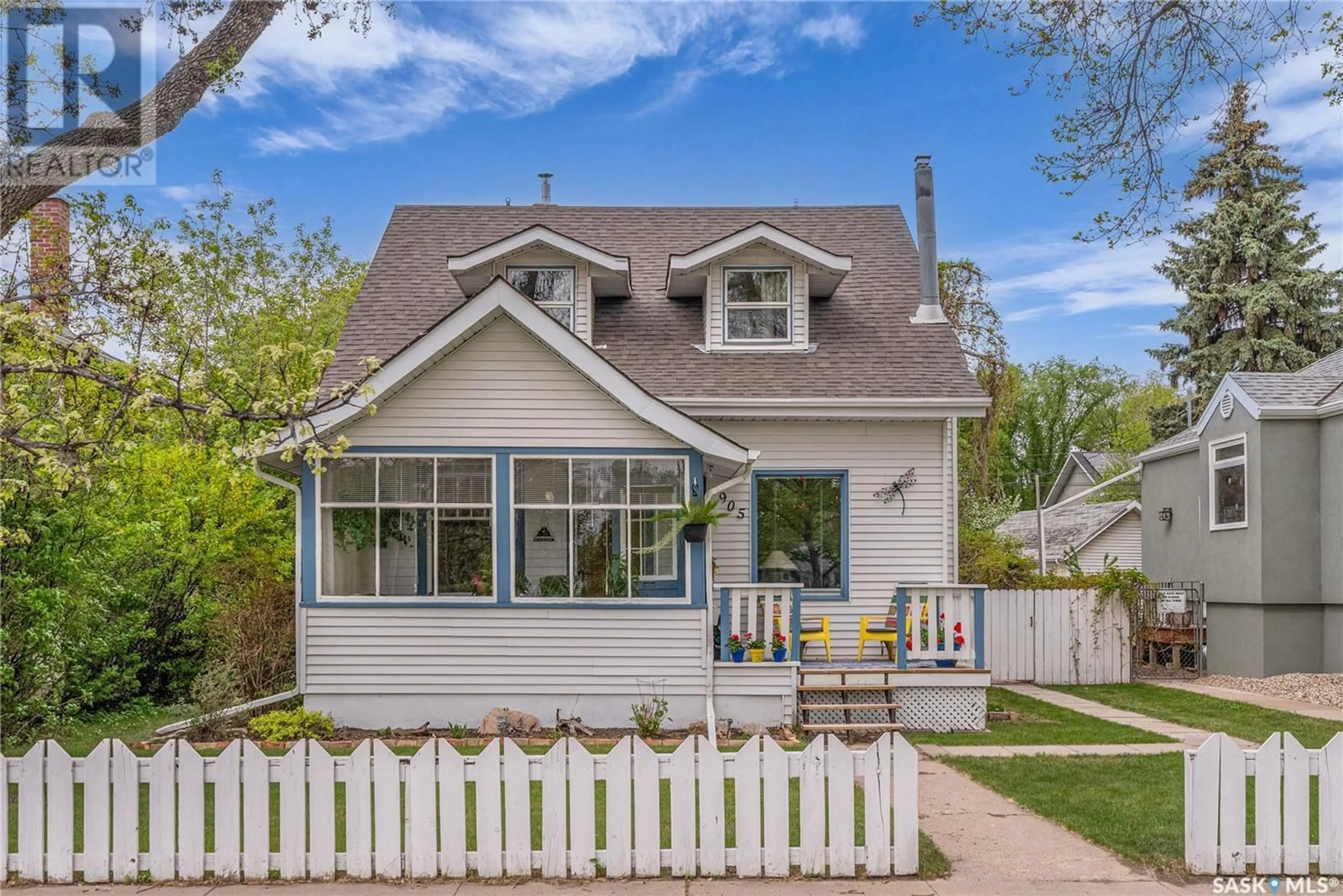 Home with vinyl exterior material, street for 905 10TH AVENUE, Saskatoon Saskatchewan S7K2Z4