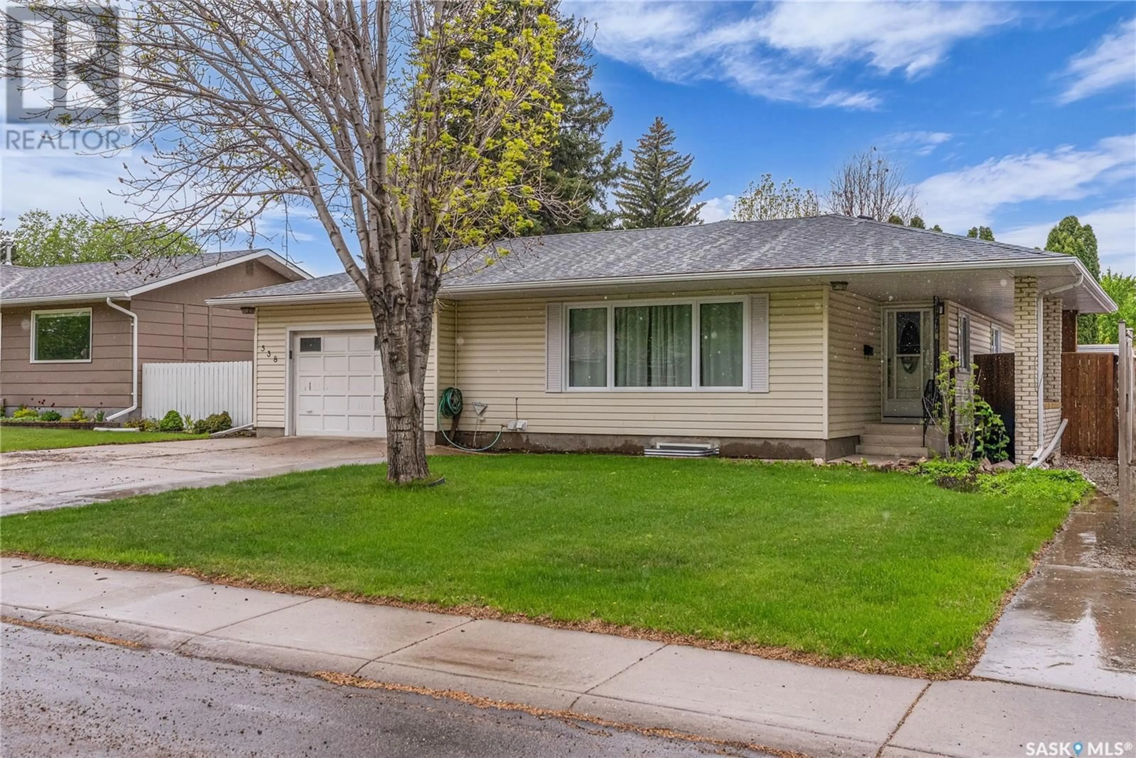 Home with vinyl exterior material, street for 538 DALHOUSIE CRESCENT, Saskatoon Saskatchewan S7H3S7