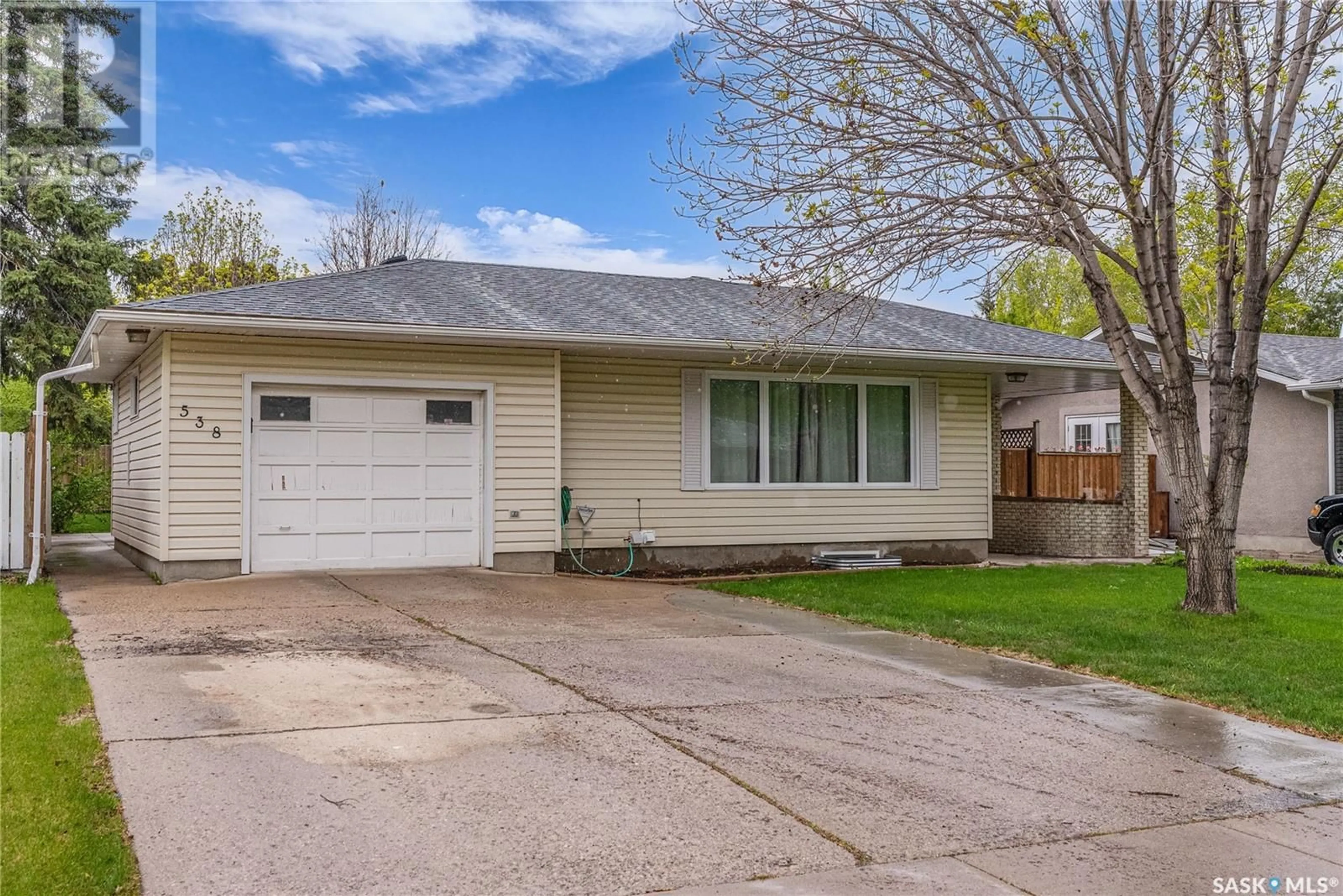 Home with vinyl exterior material, street for 538 DALHOUSIE CRESCENT, Saskatoon Saskatchewan S7H3S7