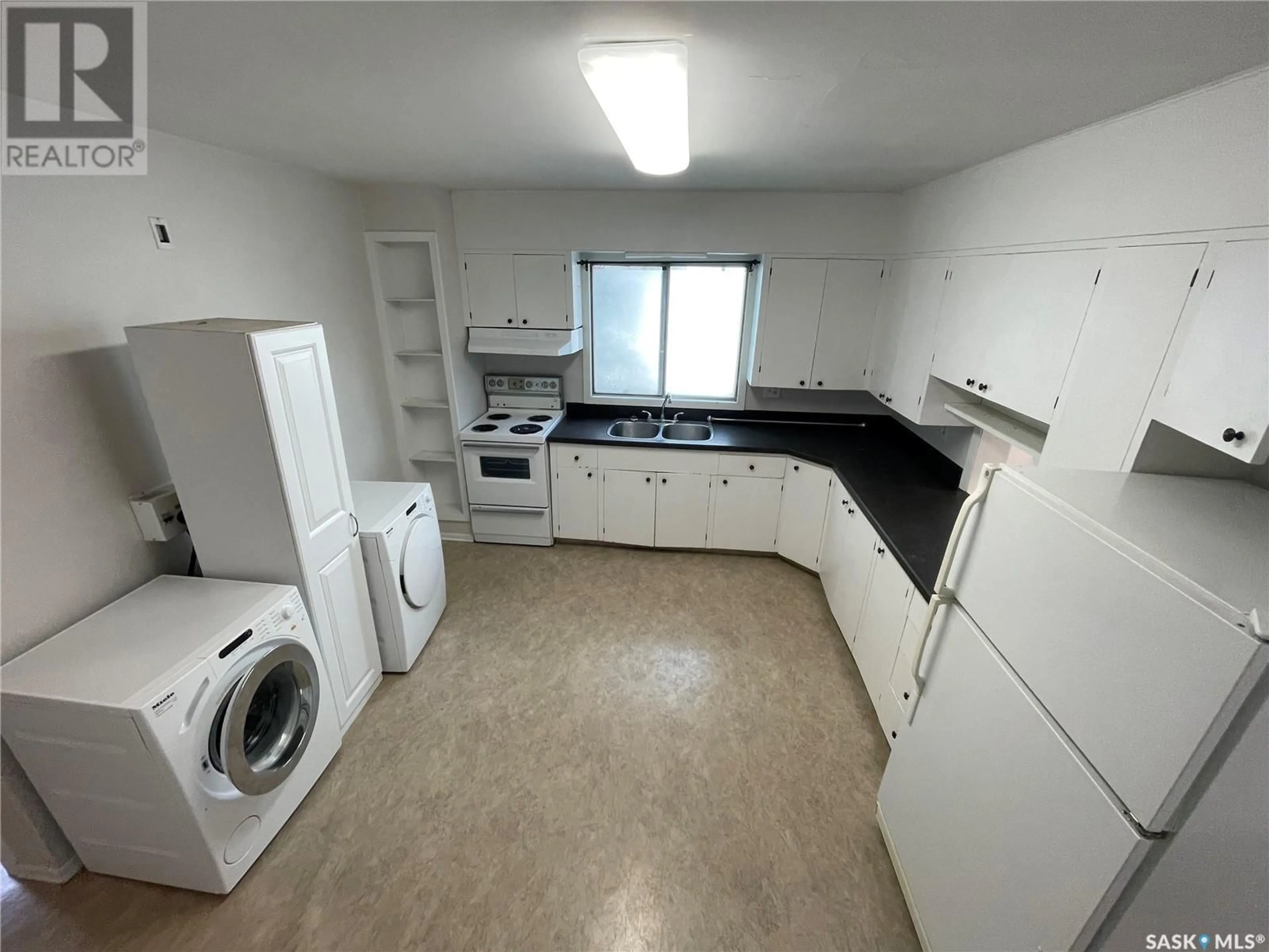 Standard kitchen, unknown for 520 8TH STREET, Saskatoon Saskatchewan S7H0P8