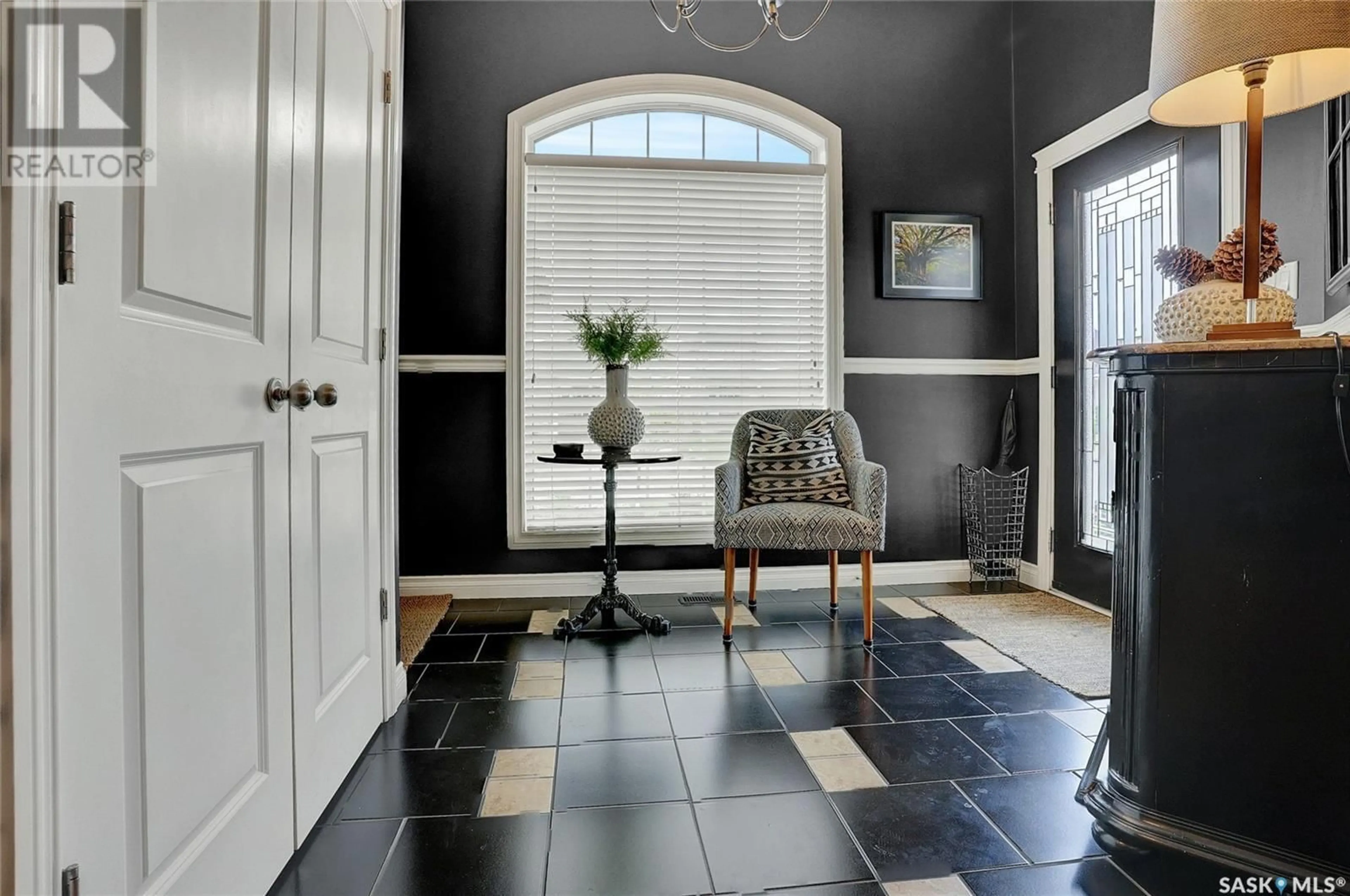 Indoor entryway for 8029 WASCANA GARDENS CRESCENT, Regina Saskatchewan S4V1G8