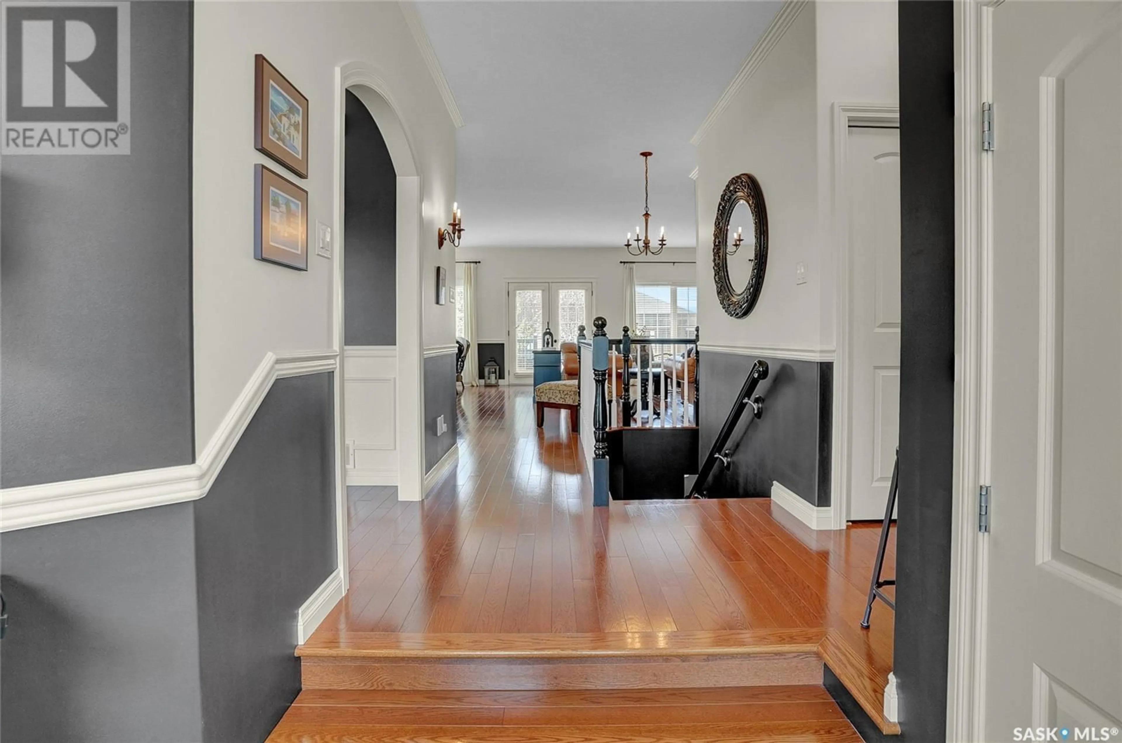 Indoor entryway for 8029 WASCANA GARDENS CRESCENT, Regina Saskatchewan S4V1G8