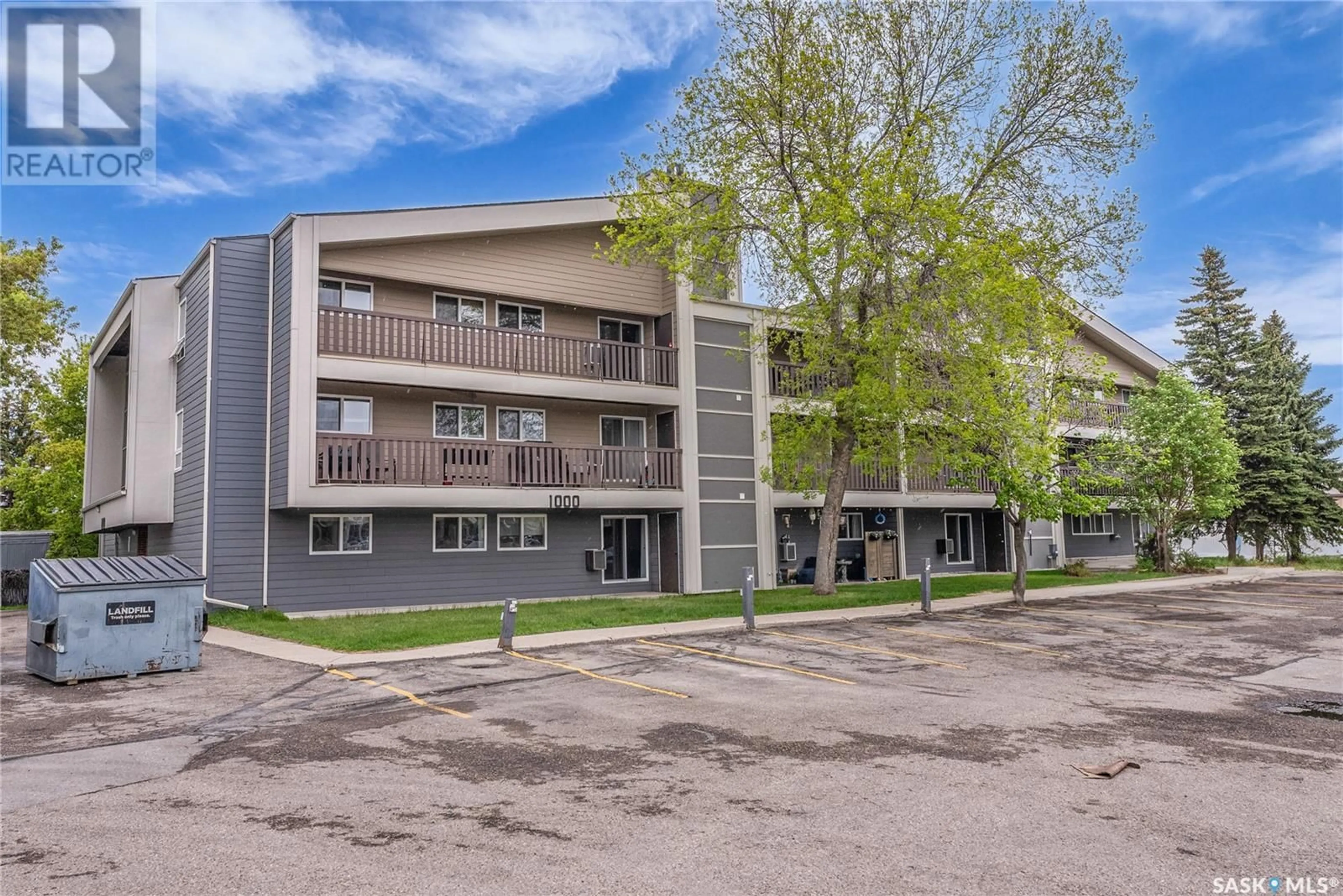 Patio, building for 115th E - 1016 425 STREET, Saskatoon Saskatchewan S7J4L8