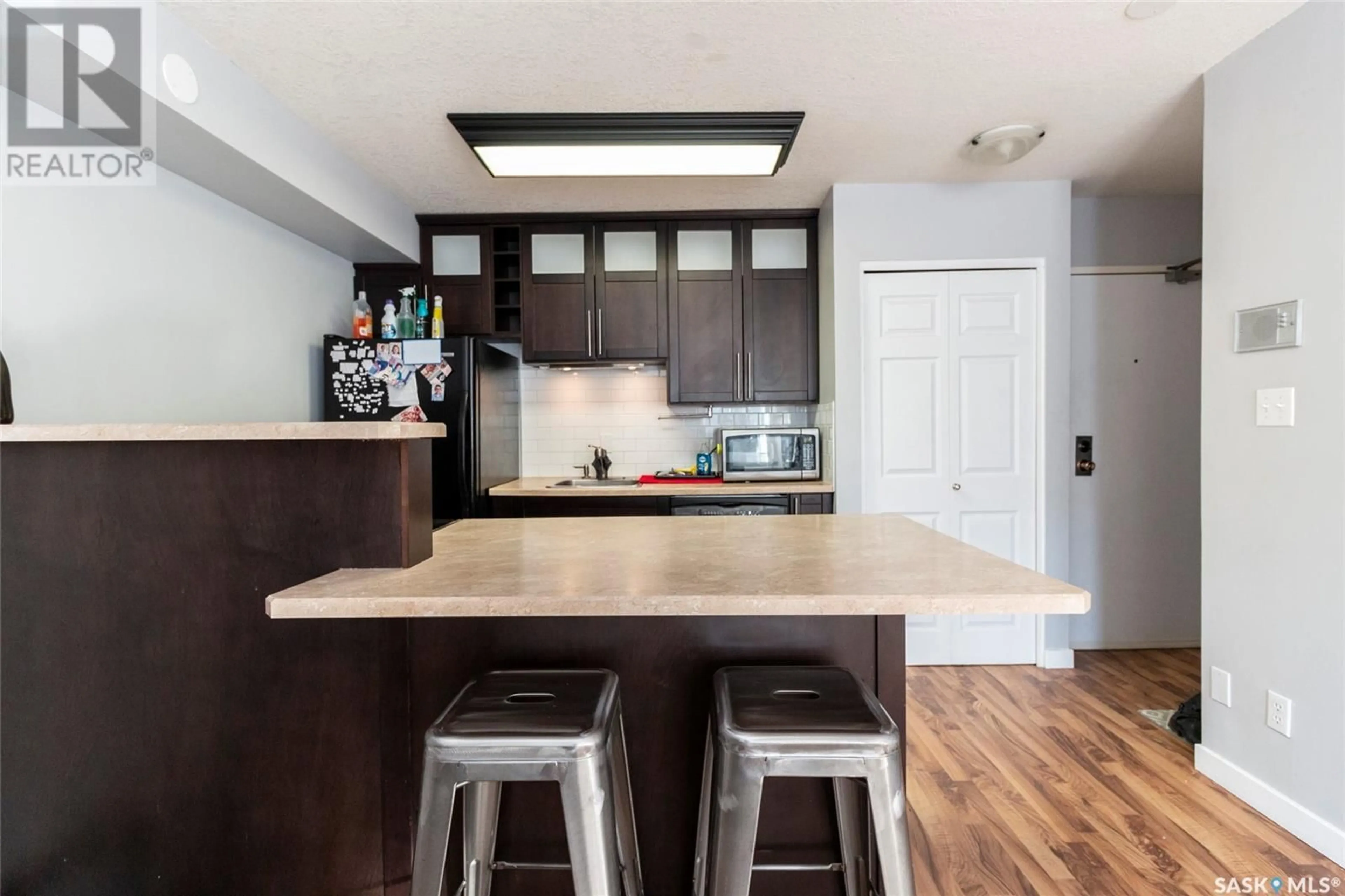 Open concept kitchen, wood/laminate floor for 303 423 4TH AVENUE N, Saskatoon Saskatchewan S7K2M4