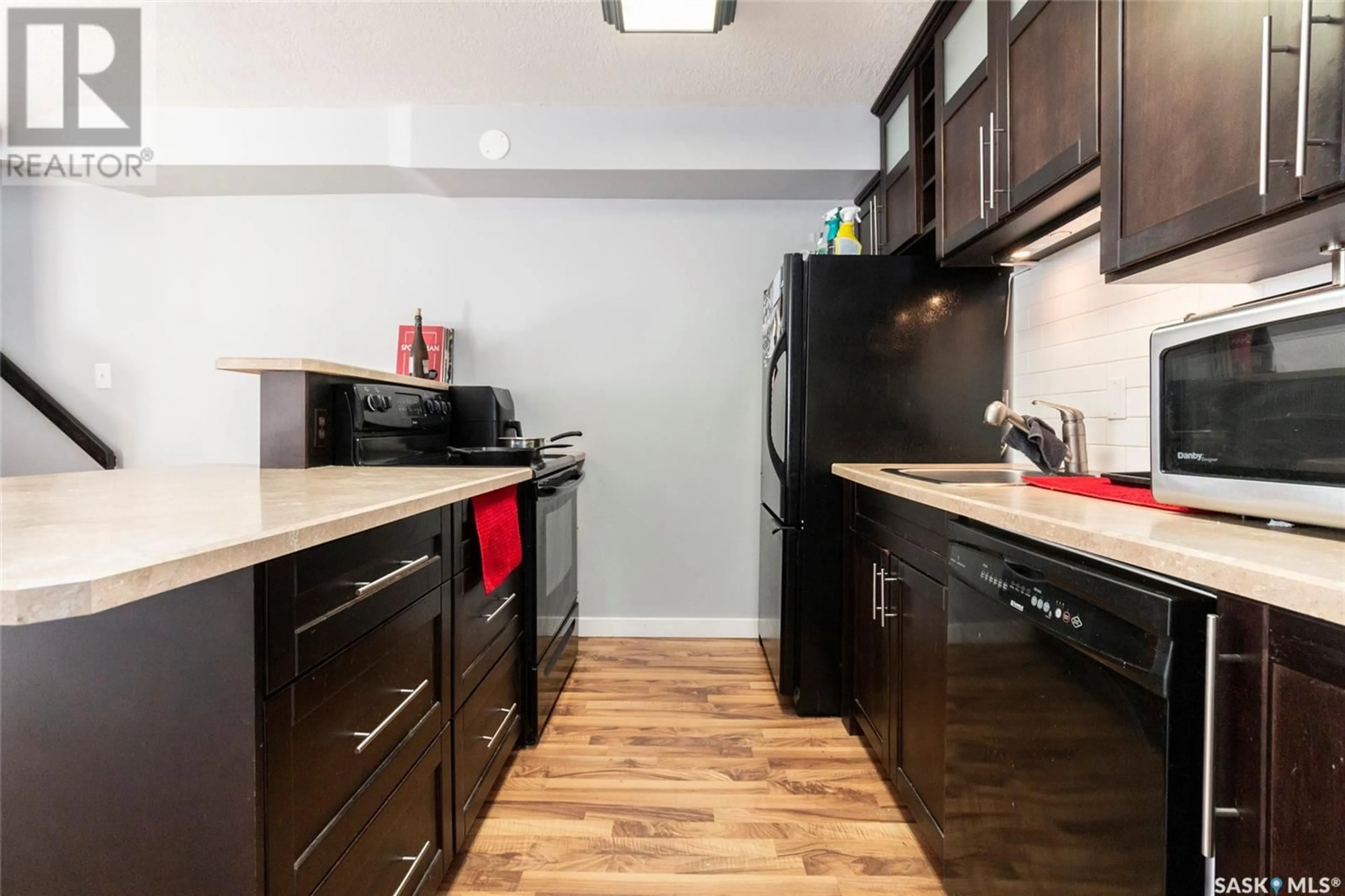 Standard kitchen, wood/laminate floor for 303 423 4TH AVENUE N, Saskatoon Saskatchewan S7K2M4