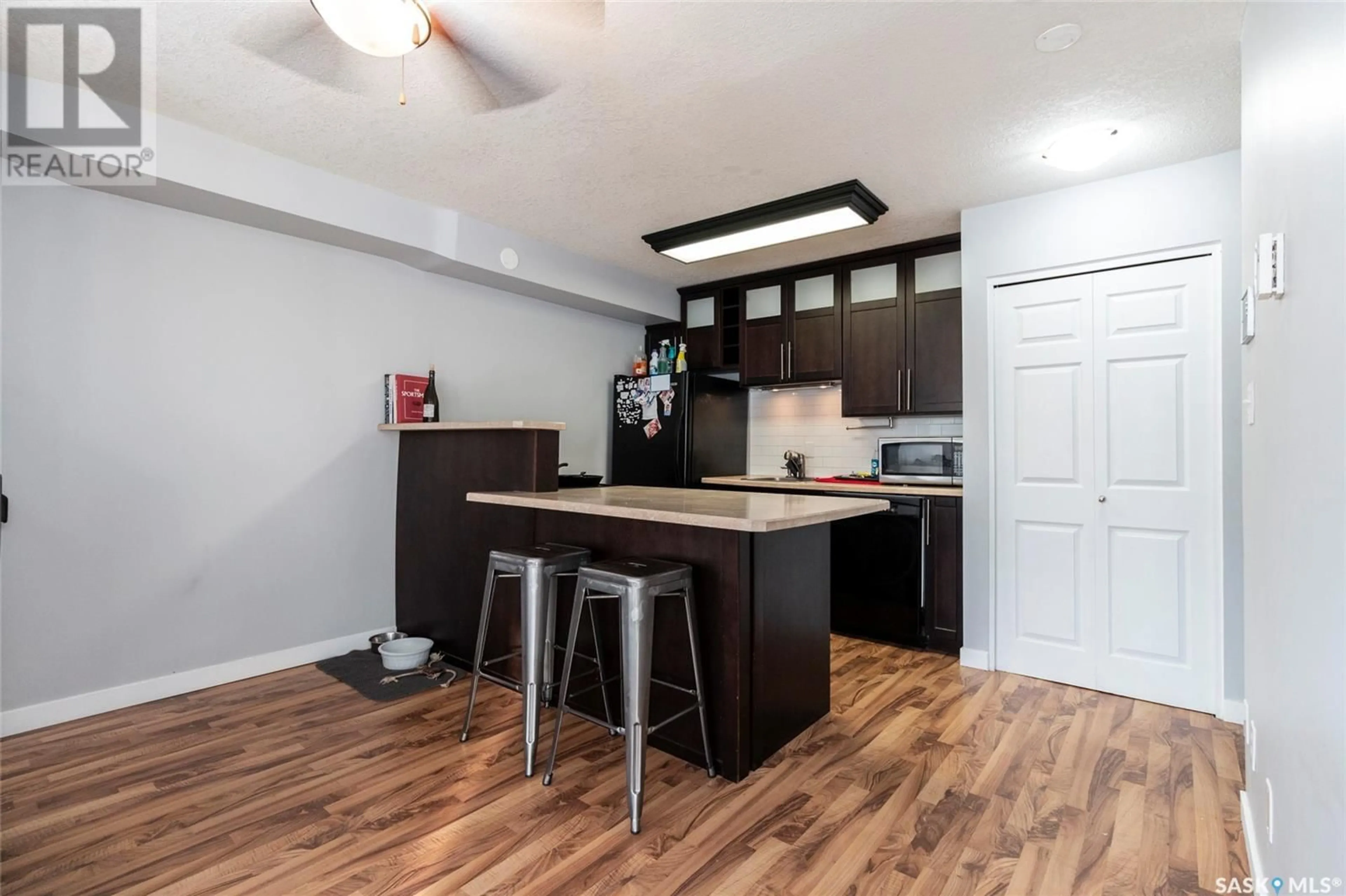 Open concept kitchen, wood/laminate floor for 303 423 4TH AVENUE N, Saskatoon Saskatchewan S7K2M4