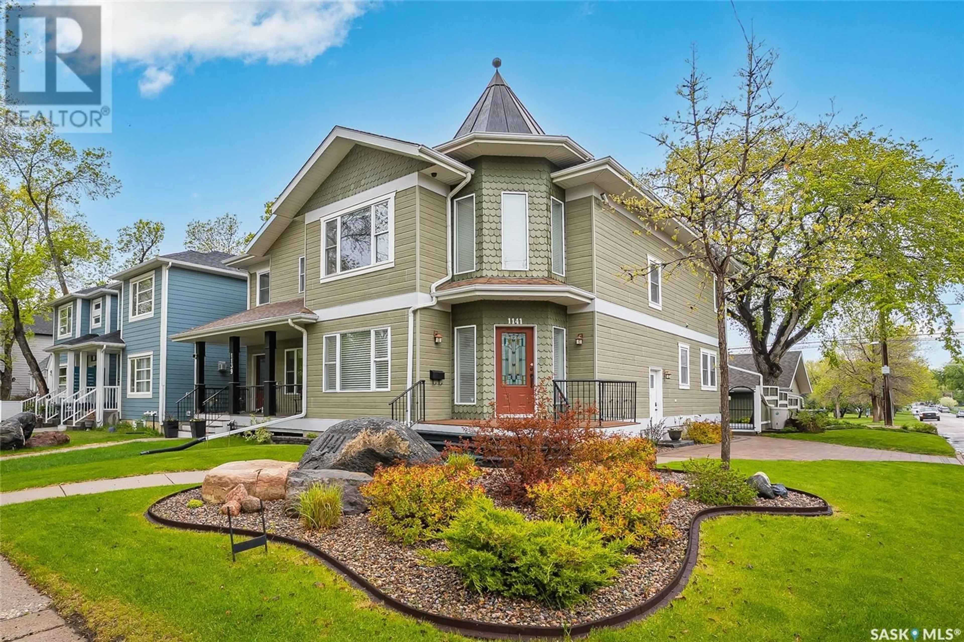 Home with vinyl exterior material, street for 1141 MAIN STREET E, Saskatoon Saskatchewan S7H0K8