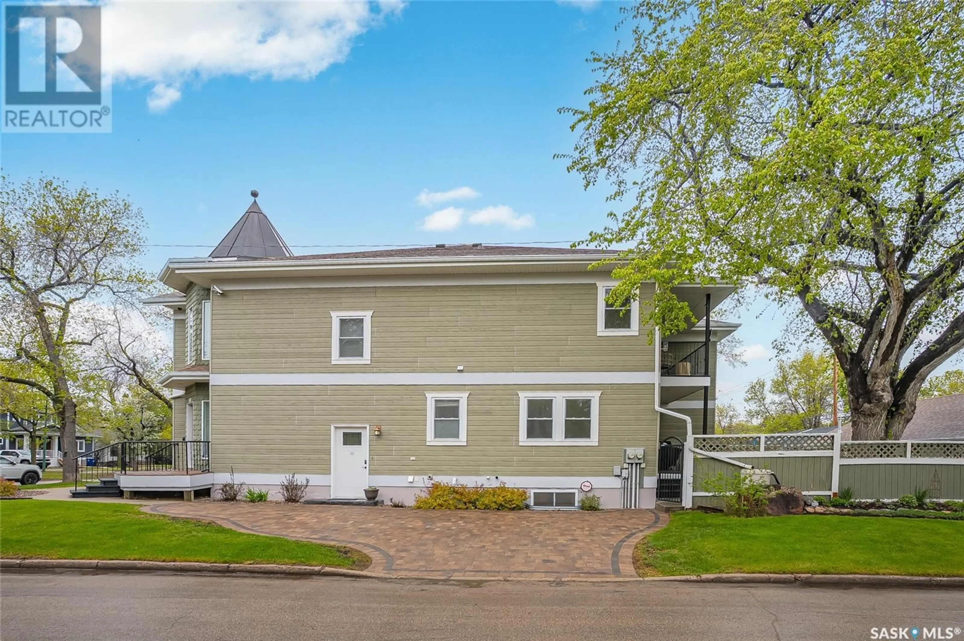 Home with vinyl exterior material, street for 1141 MAIN STREET E, Saskatoon Saskatchewan S7H0K8