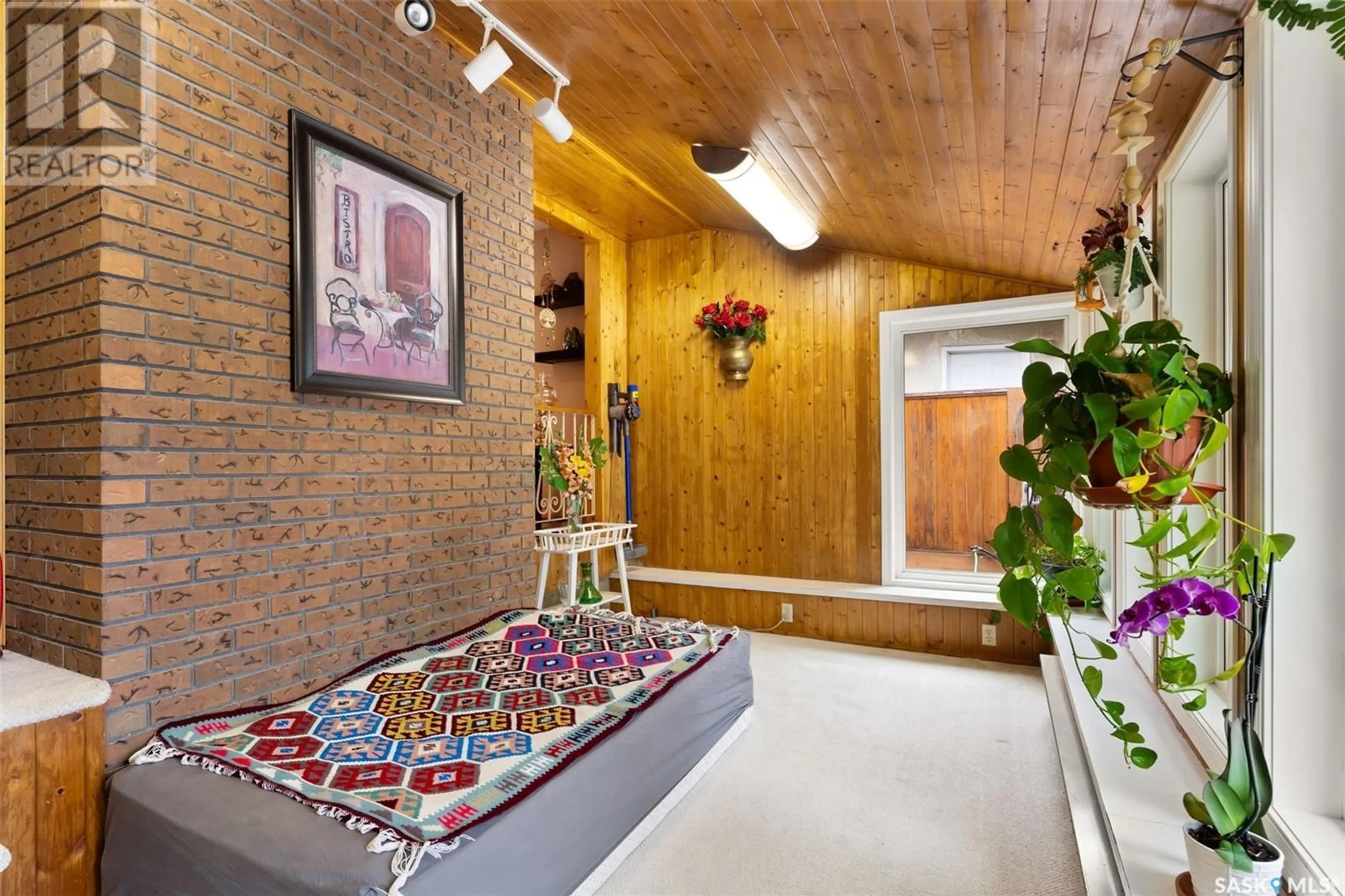 Indoor foyer for 122 MICHENER DRIVE, Regina Saskatchewan S4V0G8