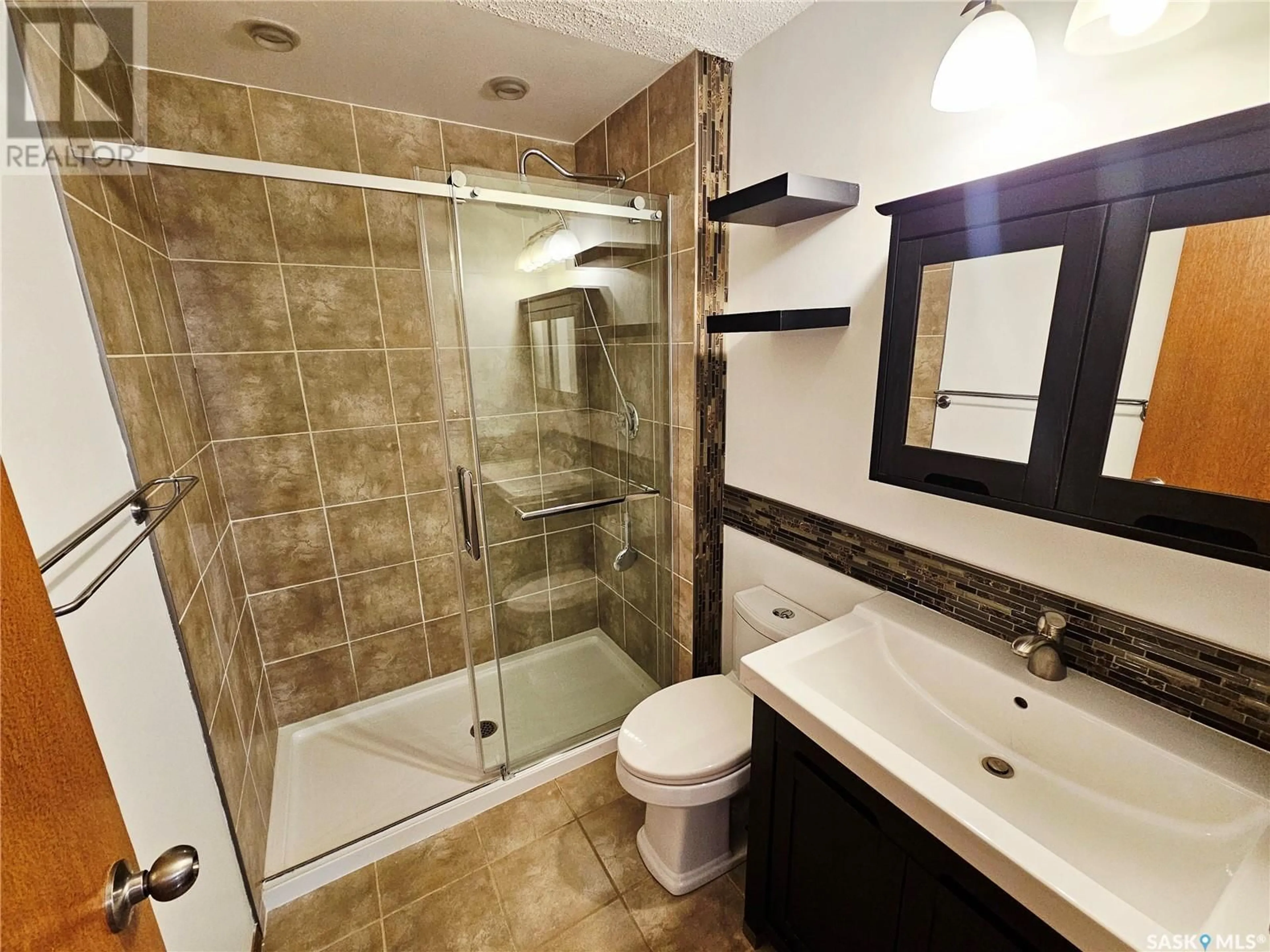 Contemporary bathroom, ceramic/tile floor for 518 BONLI CRESCENT, Saskatoon Saskatchewan S7N4A3
