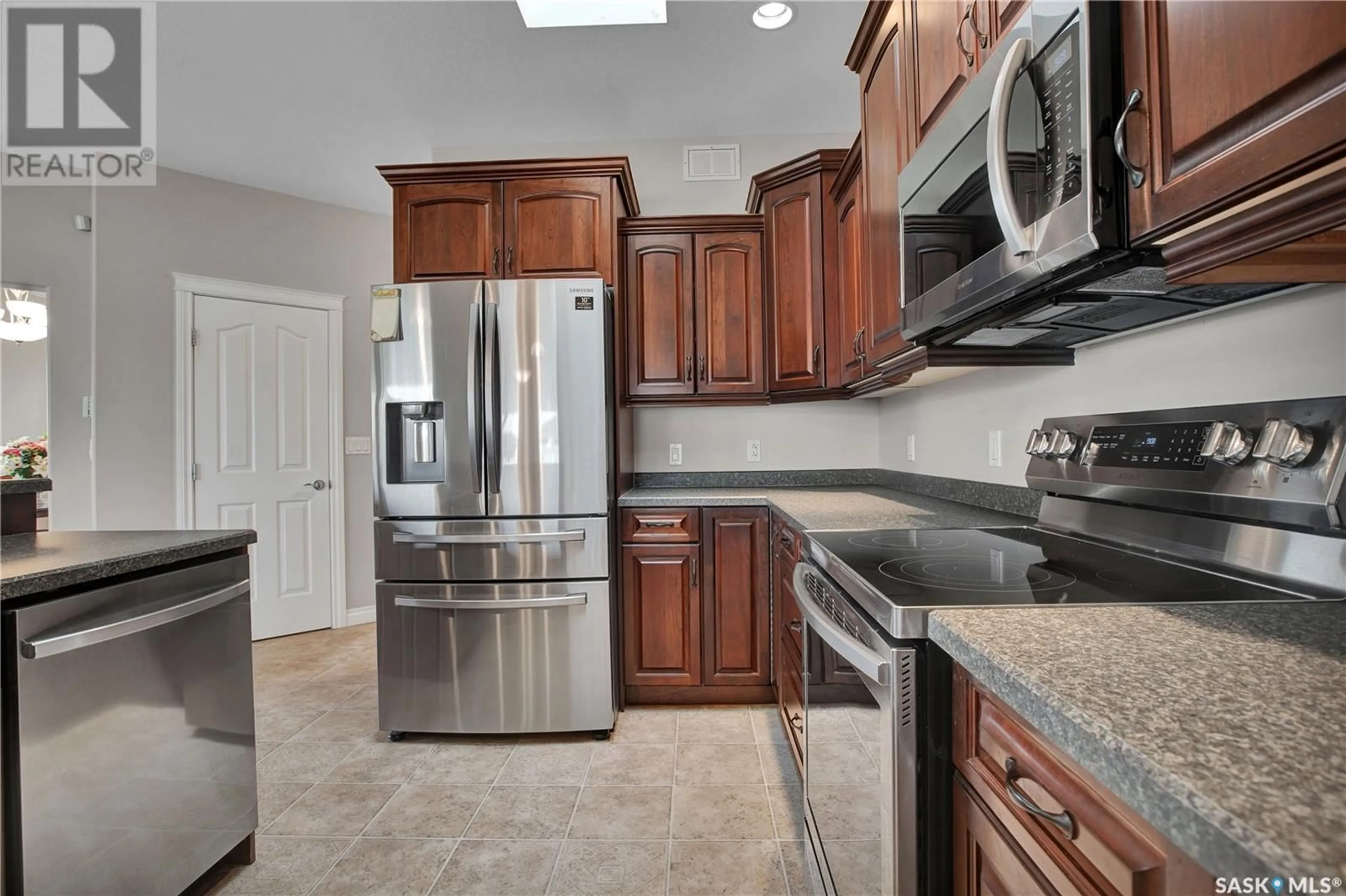 Standard kitchen, ceramic/tile floor for 302 LAKERIDGE DRIVE, Warman Saskatchewan S0K4S2