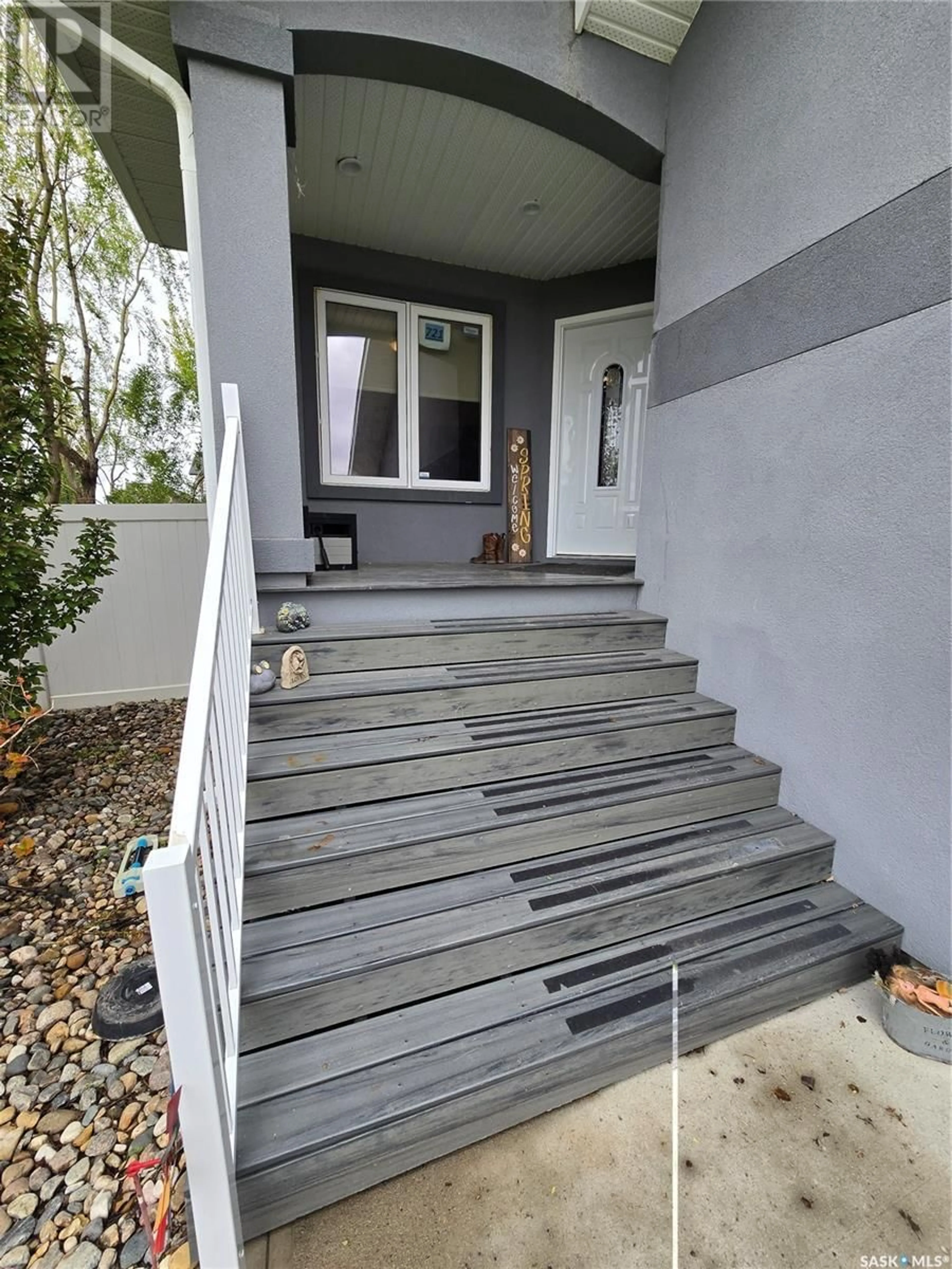 Stairs for 721 BARBER CRESCENT, Weyburn Saskatchewan S4H0B9