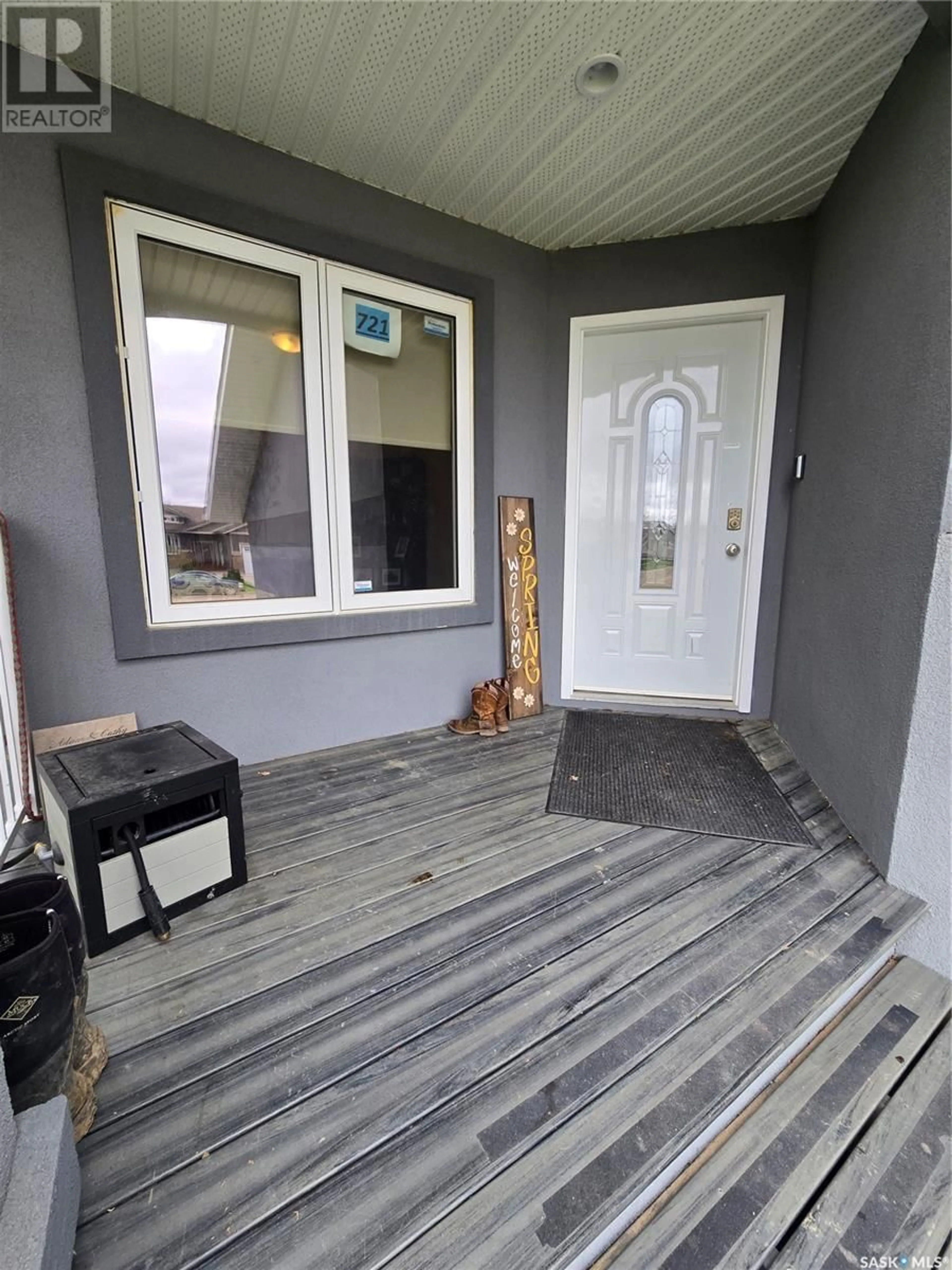 Indoor entryway for 721 BARBER CRESCENT, Weyburn Saskatchewan S4H0B9