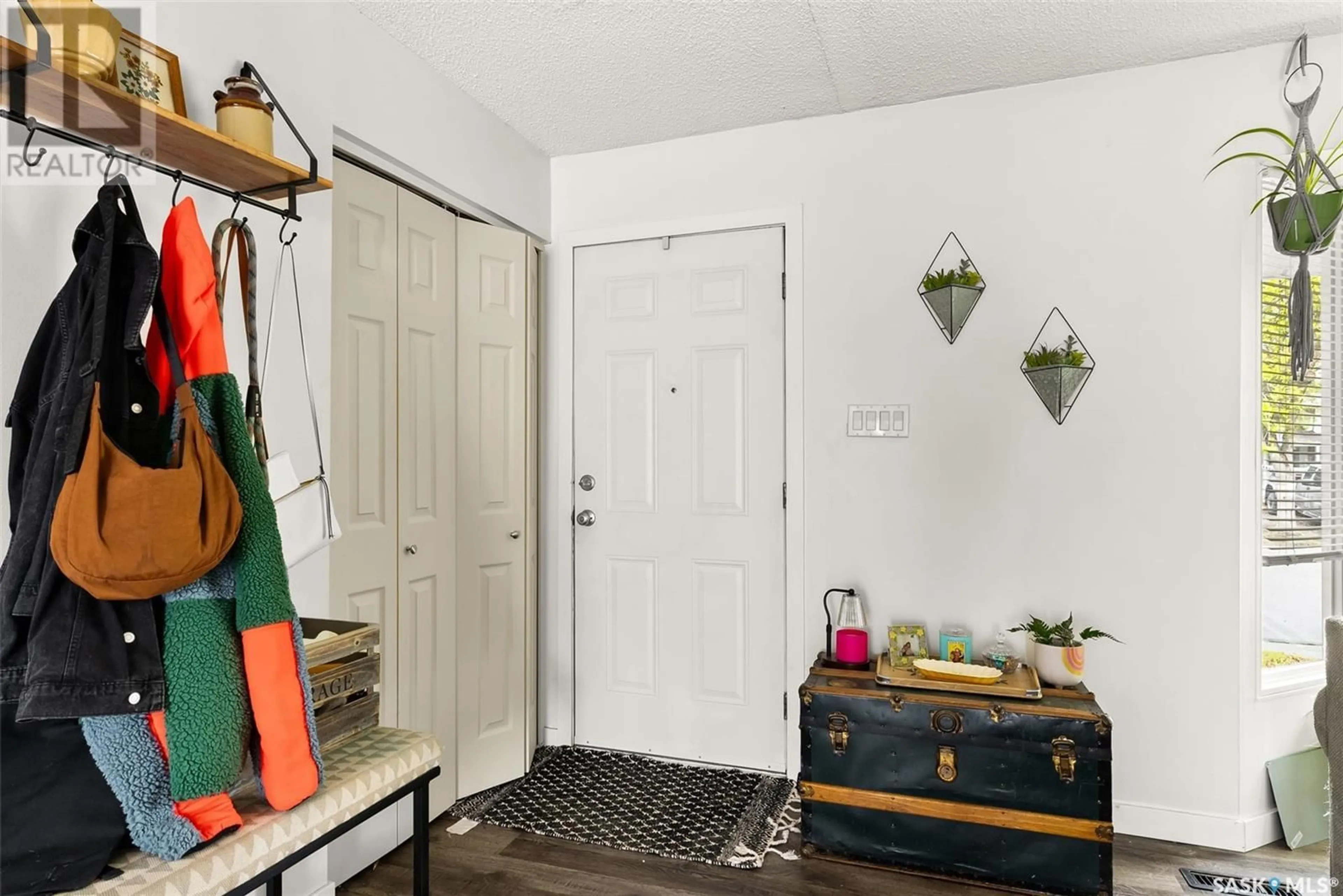 Indoor entryway for 11 KANGLES STREET, Regina Saskatchewan S4N4M9