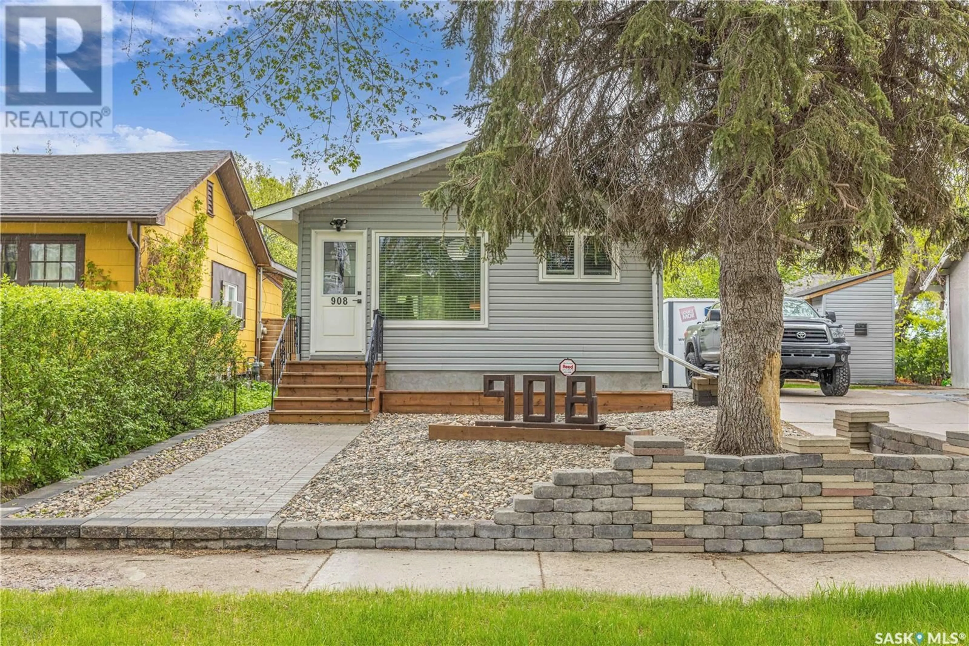 Home with vinyl exterior material, street for 908 I AVENUE, Saskatoon Saskatchewan S7L2H5