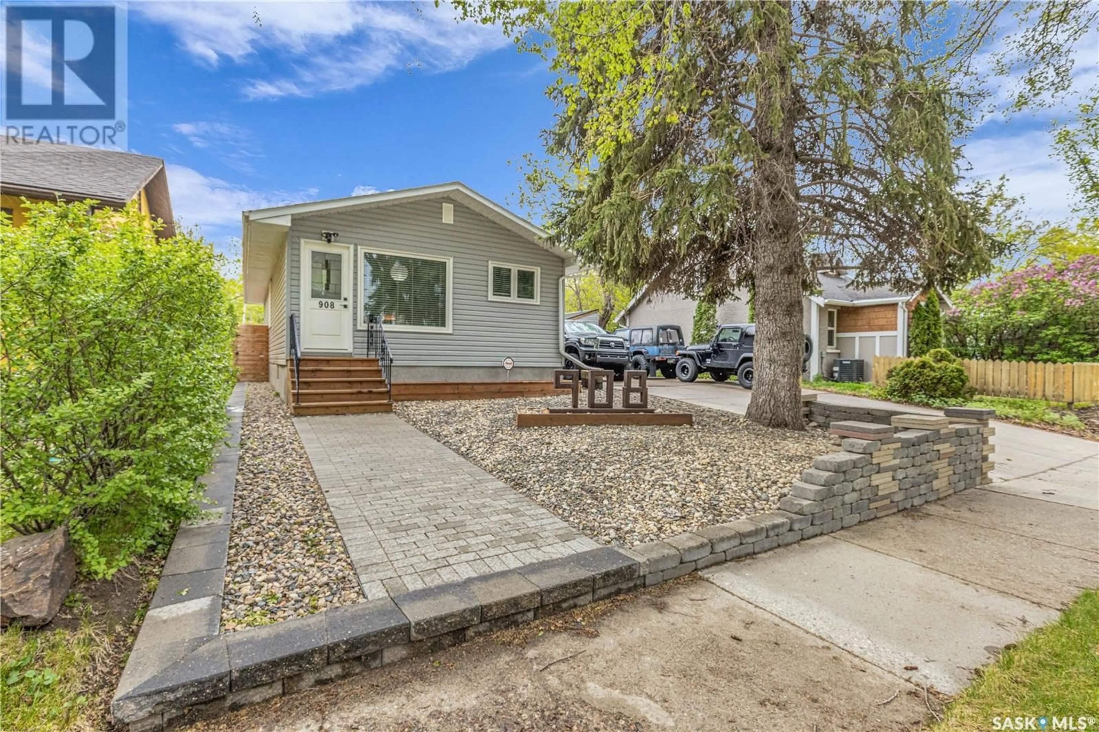Home with vinyl exterior material, street for 908 I AVENUE, Saskatoon Saskatchewan S7L2H5