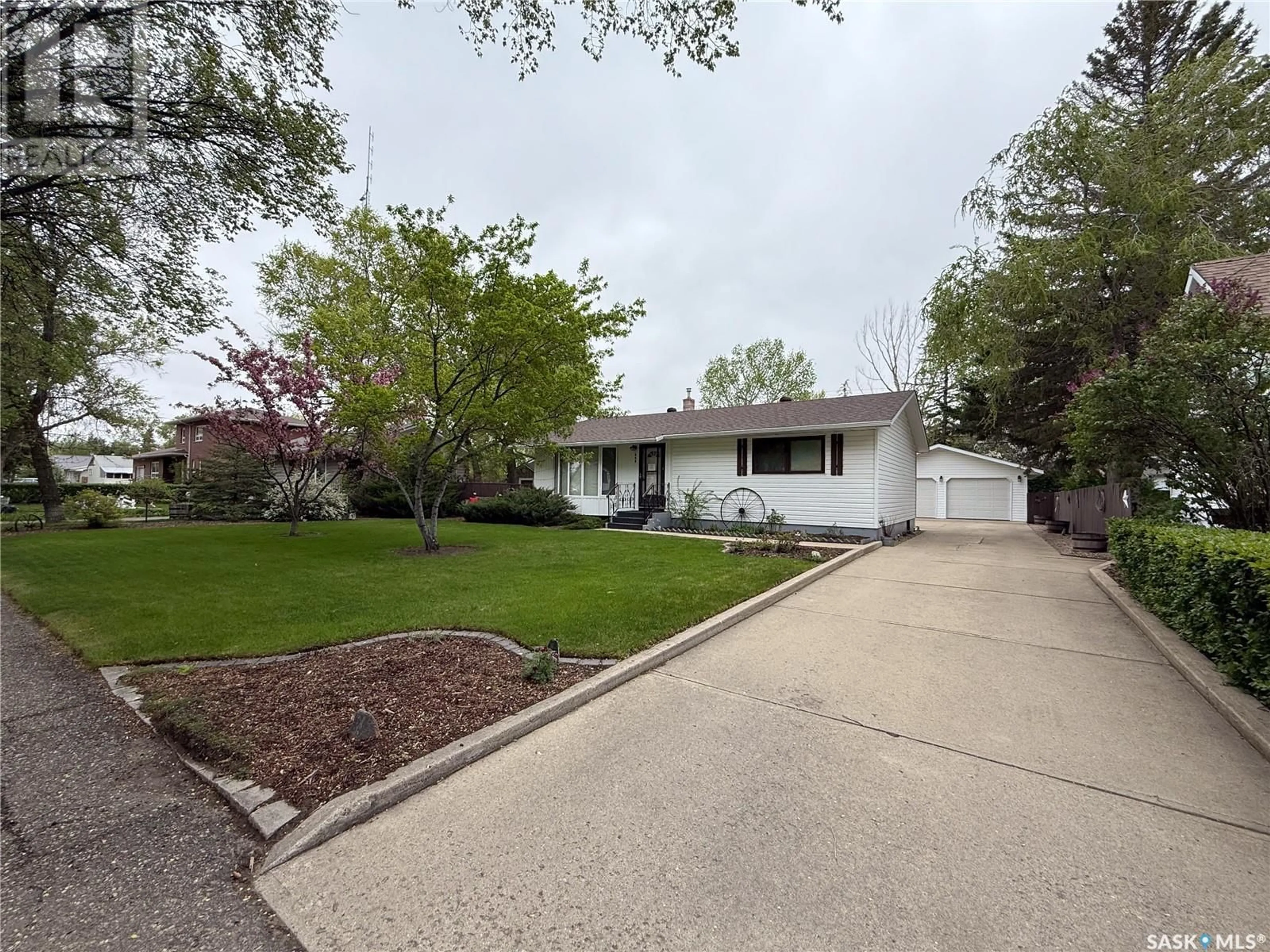 A pic from outside/outdoor area/front of a property/back of a property/a pic from drone, street for 660 CENTRE STREET, Shaunavon Saskatchewan S0N2M0
