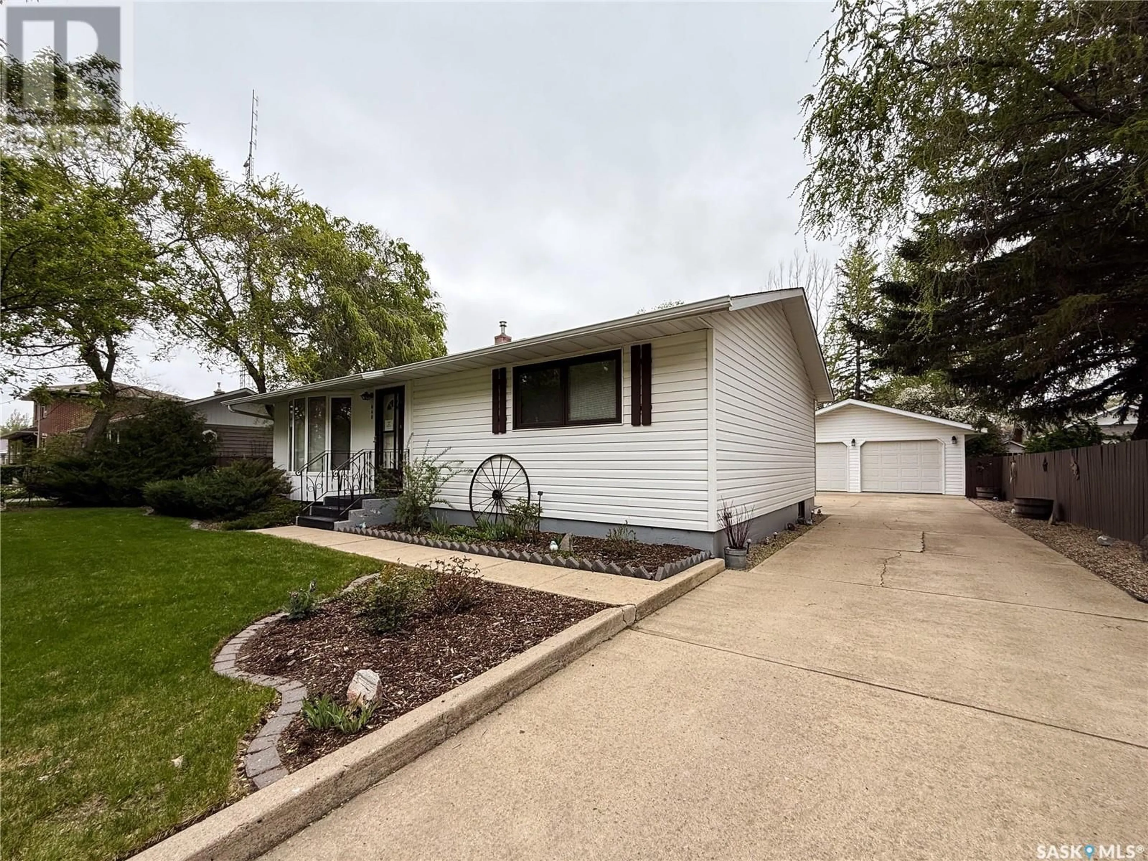 Home with vinyl exterior material, street for 660 CENTRE STREET, Shaunavon Saskatchewan S0N2M0