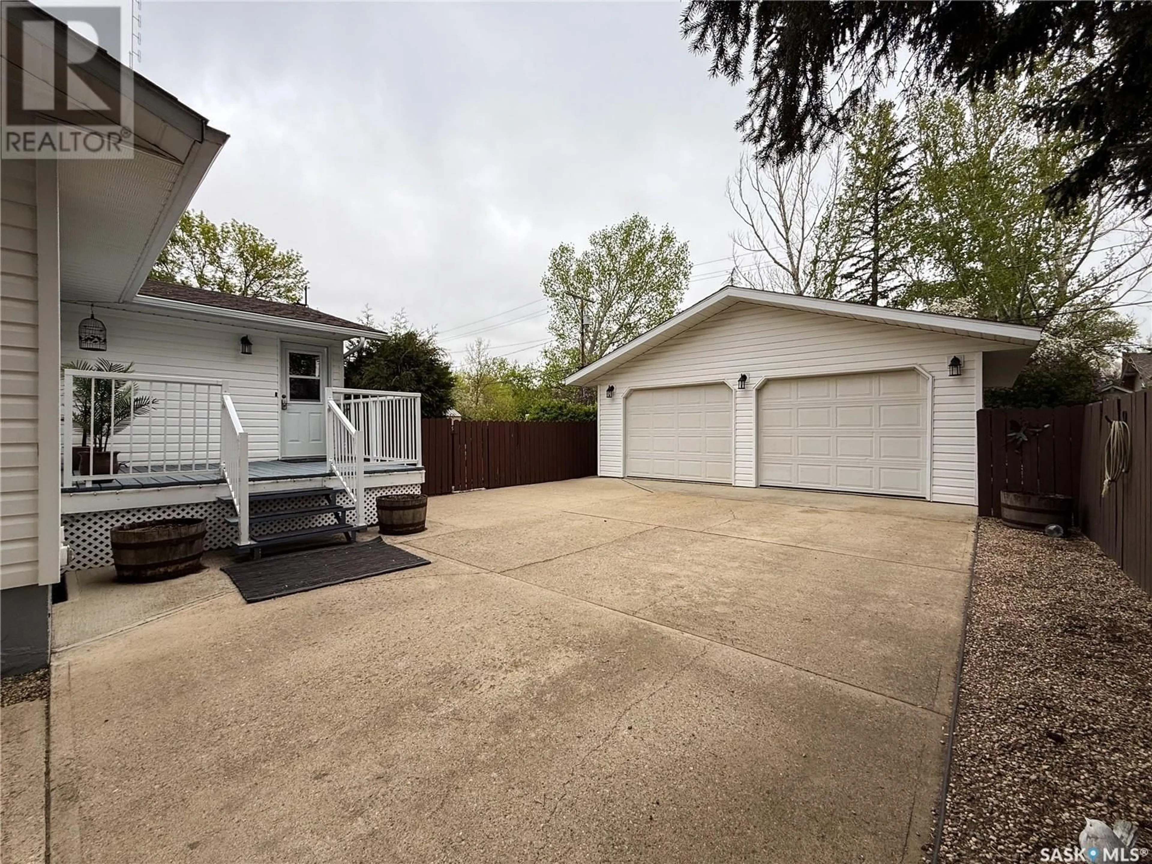 A pic from outside/outdoor area/front of a property/back of a property/a pic from drone, street for 660 CENTRE STREET, Shaunavon Saskatchewan S0N2M0