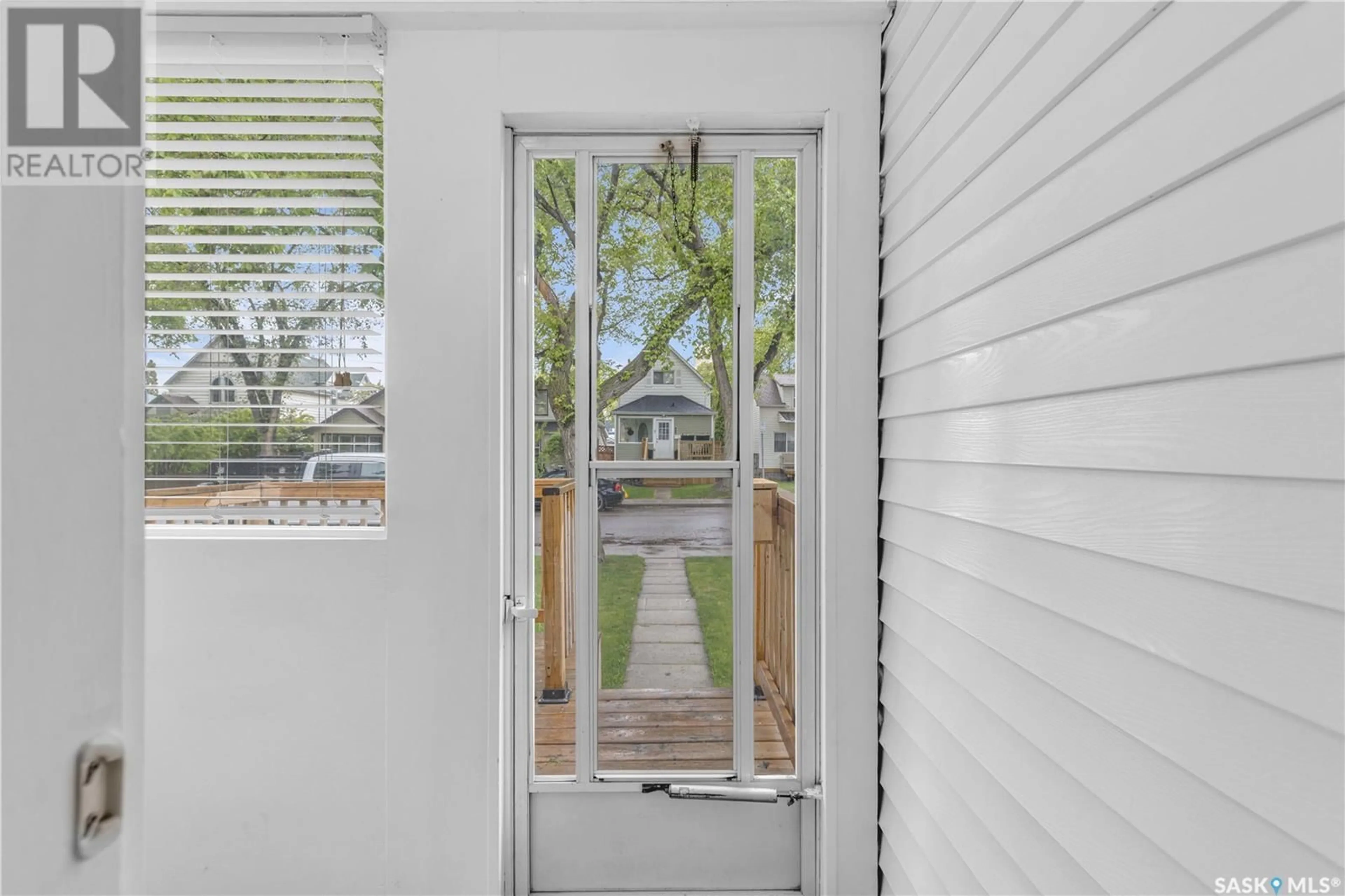 Indoor entryway for N - 924 4TH AVENUE, Saskatoon Saskatchewan S7K2N6