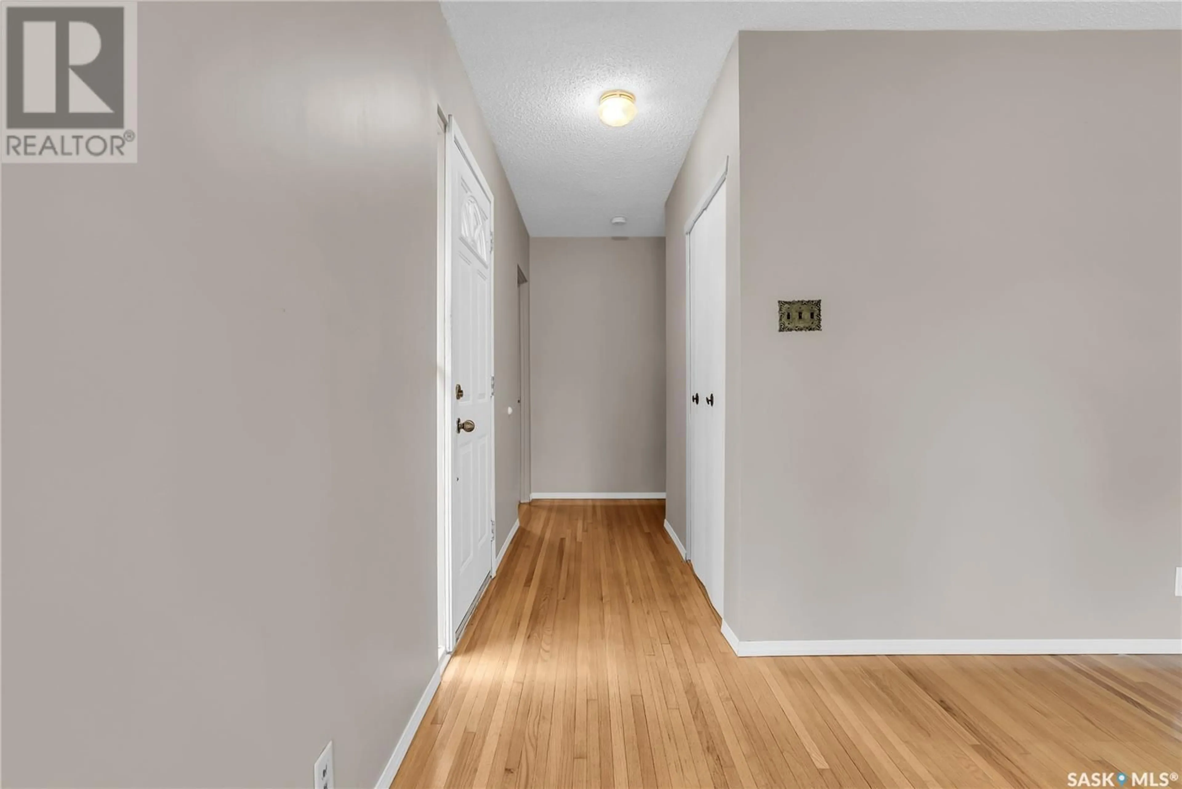 Indoor entryway for 15 MCASKILL CRESCENT, Saskatoon Saskatchewan S7J2P4