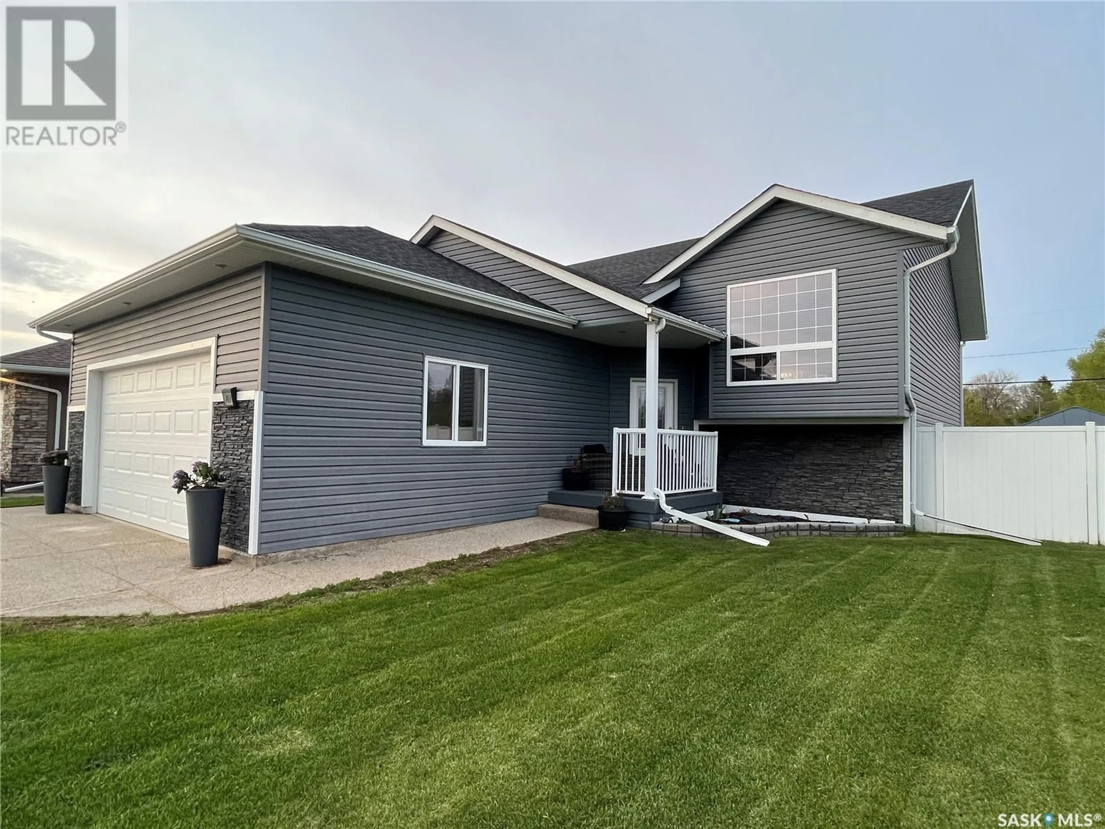 Home with vinyl exterior material, unknown for 705 ST MARY STREET, Esterhazy Saskatchewan S0A0X0