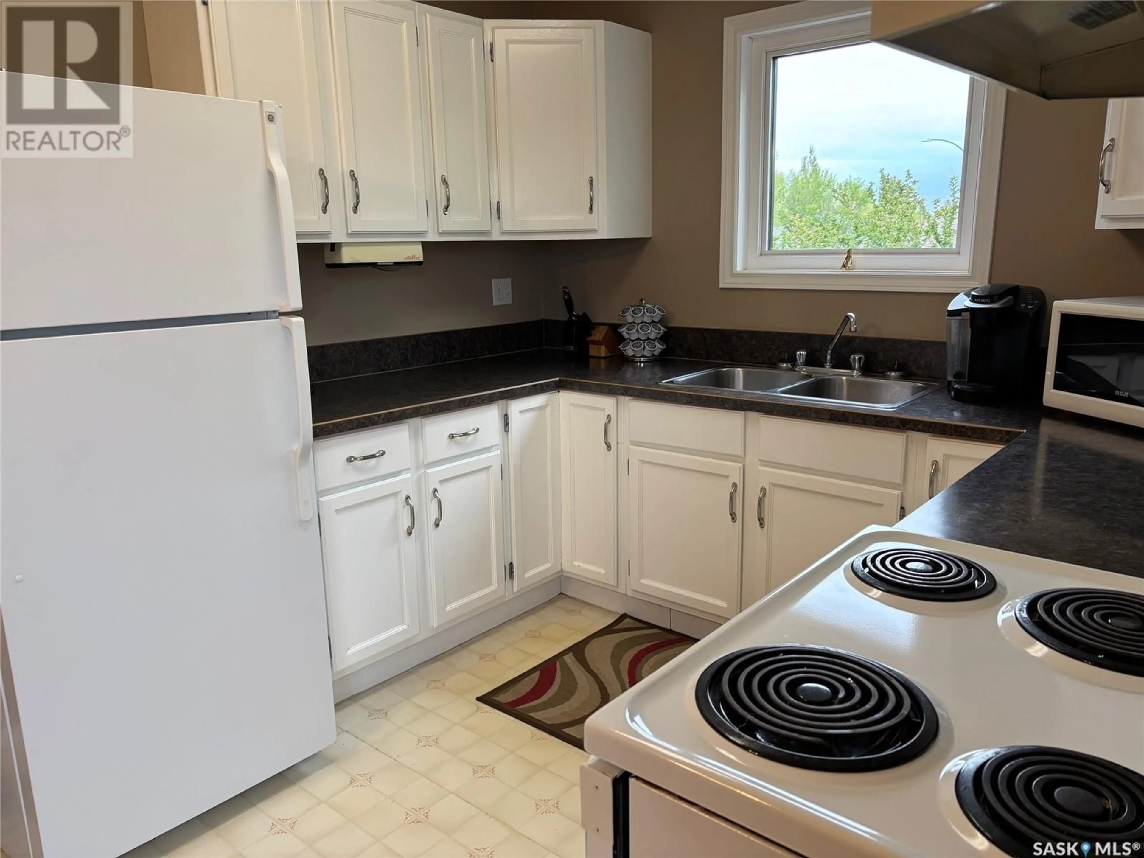 Standard kitchen, unknown for 411 KENDERDINE DRIVE, Saskatoon Saskatchewan S7N3S2