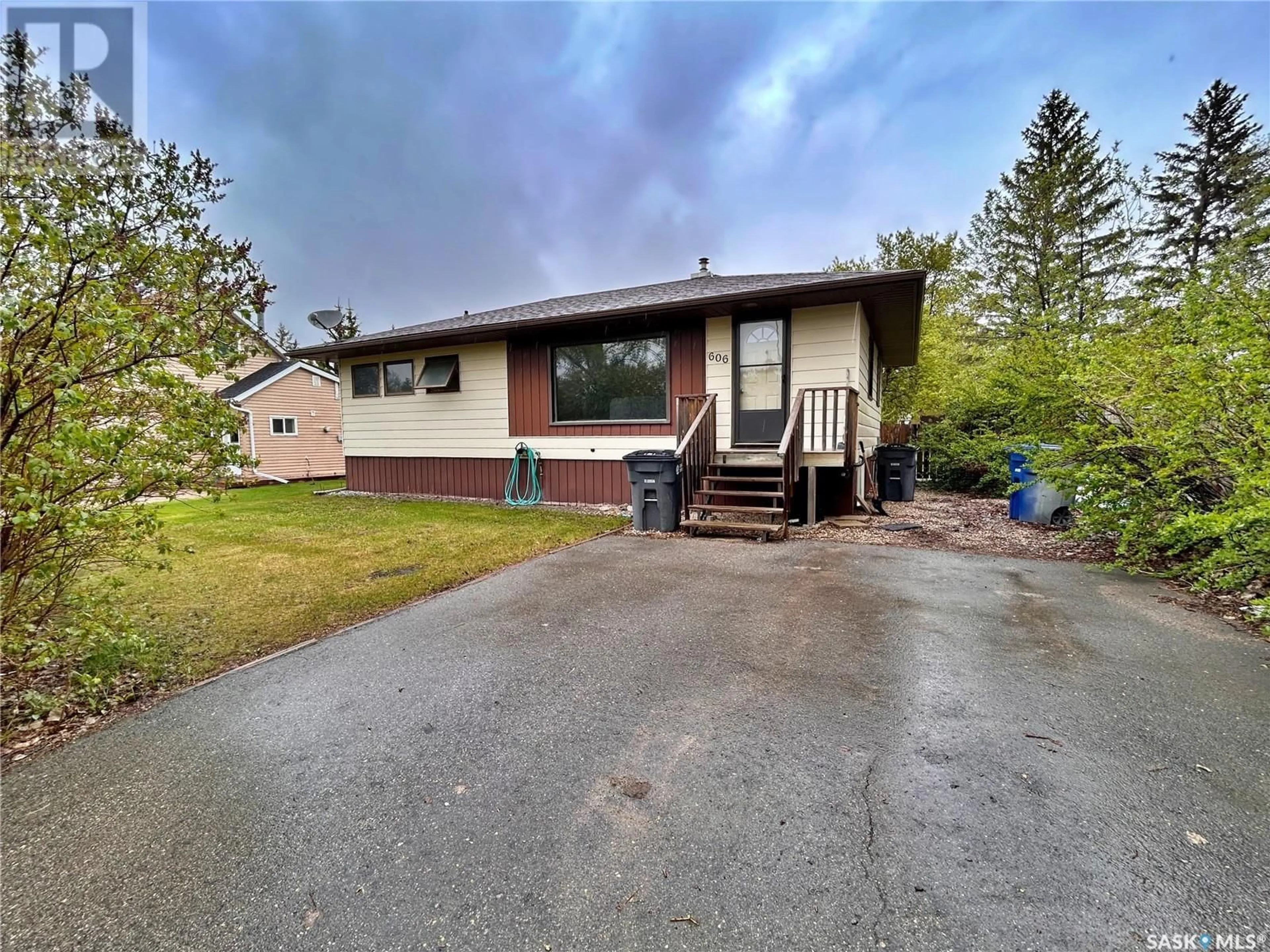 A pic from outside/outdoor area/front of a property/back of a property/a pic from drone, street for 606 BROADWAY AVENUE, Moosomin Saskatchewan S0G3N0