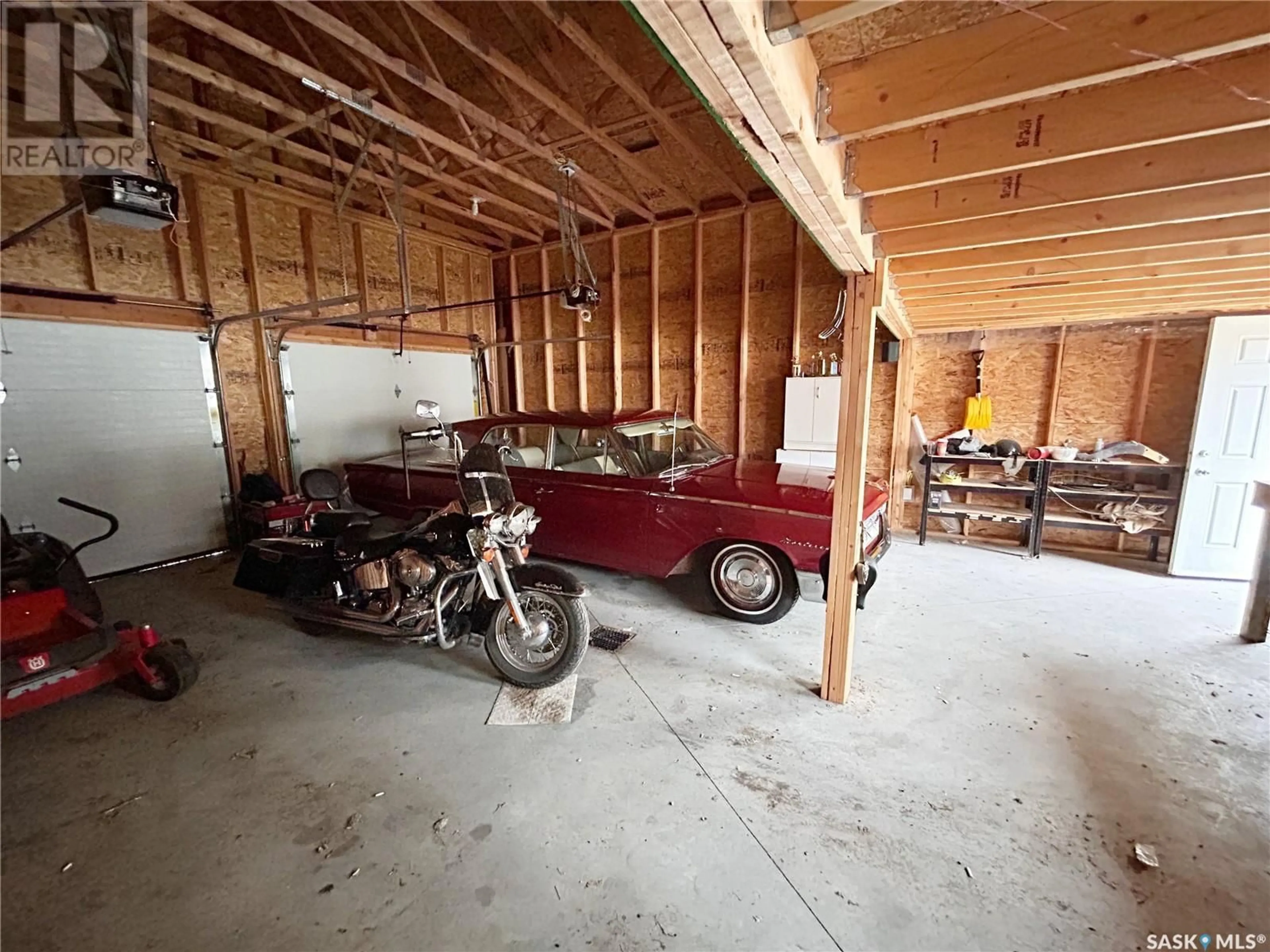 Indoor garage for 606 BROADWAY AVENUE, Moosomin Saskatchewan S0G3N0