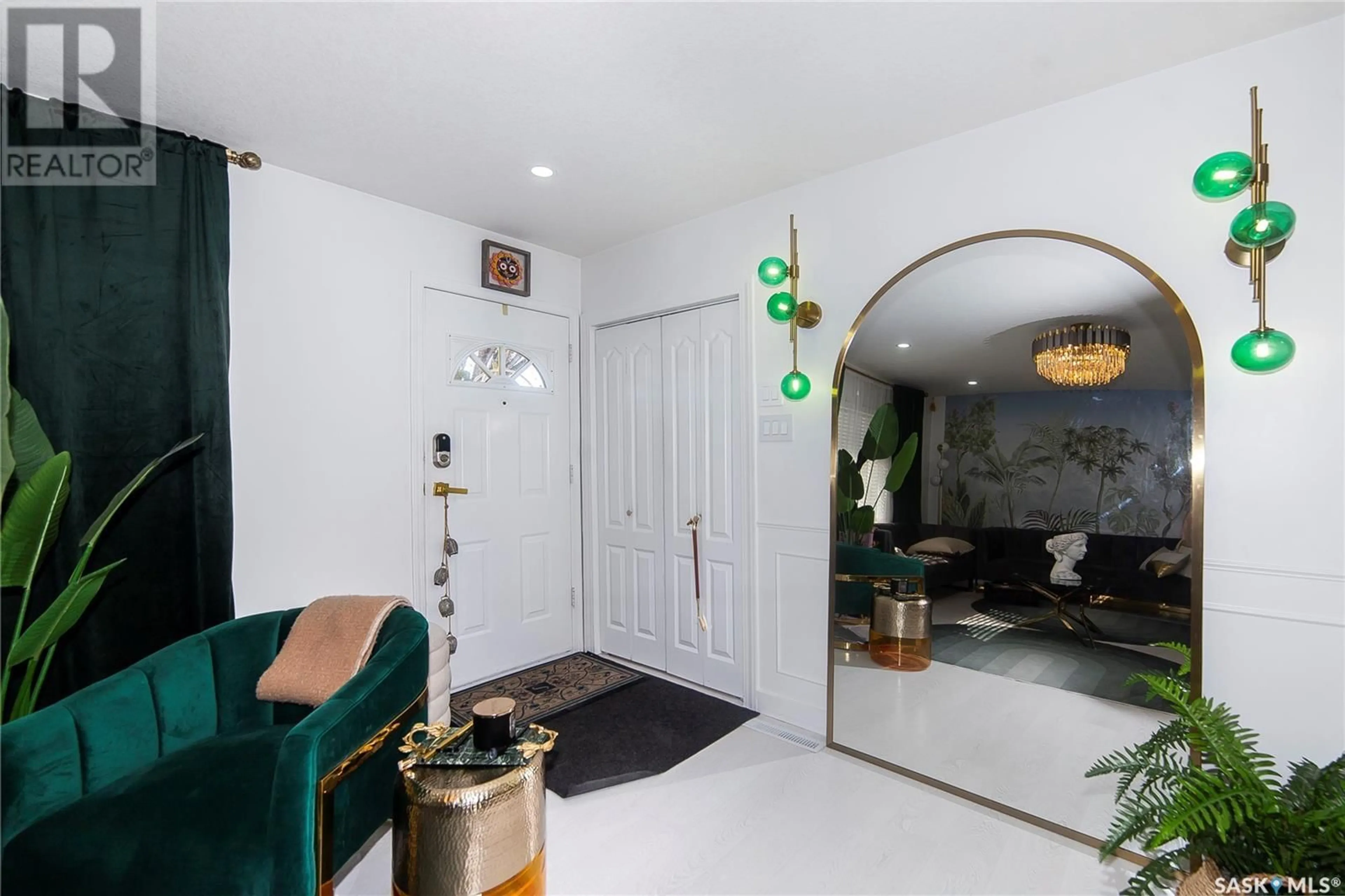 Indoor foyer for S - 2607 CUMBERLAND AVENUE, Saskatoon Saskatchewan S7J2A3