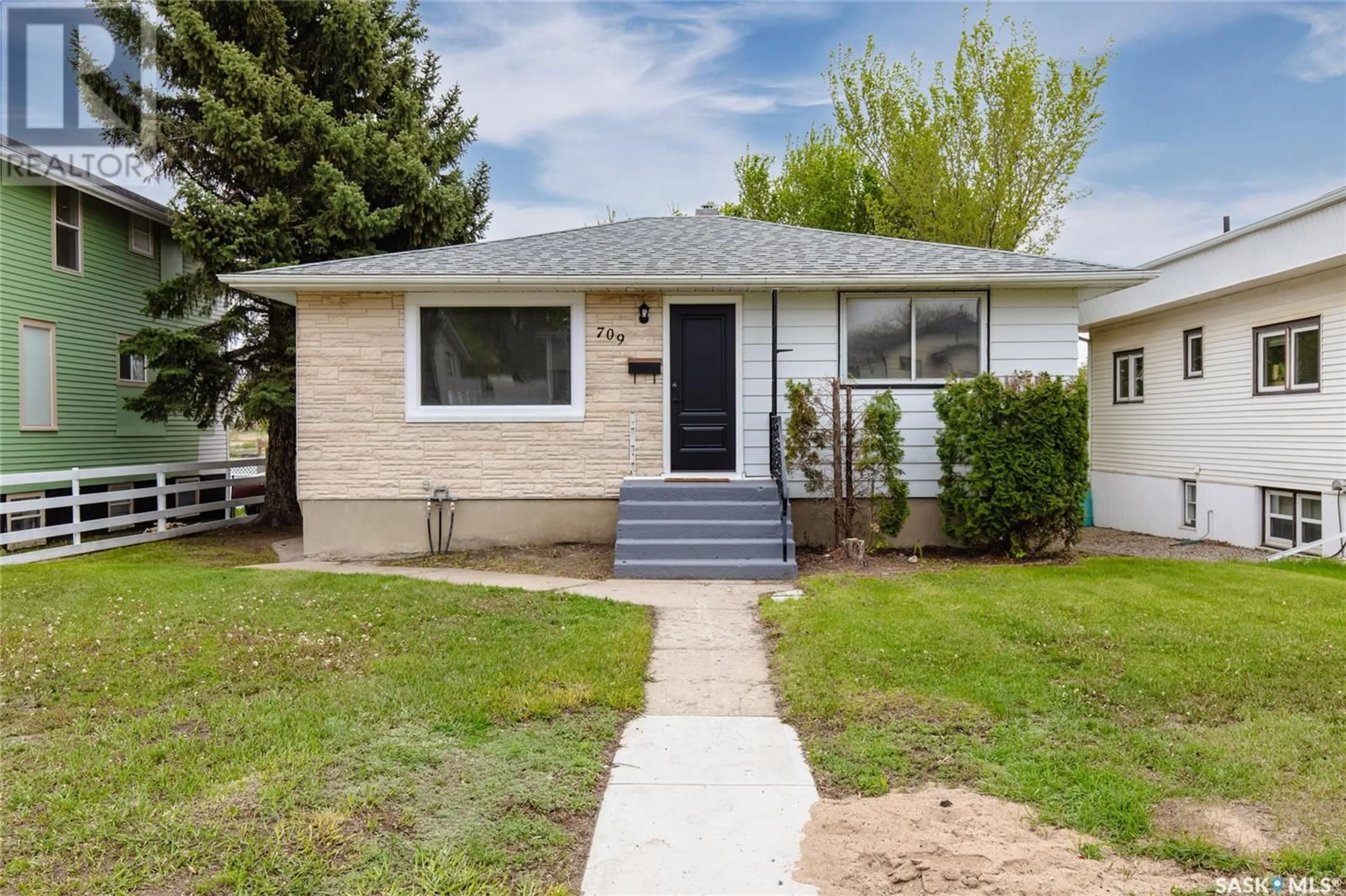 Home with vinyl exterior material, street for 709 FAIRFORD STREET E, Moose Jaw Saskatchewan S6H0G1