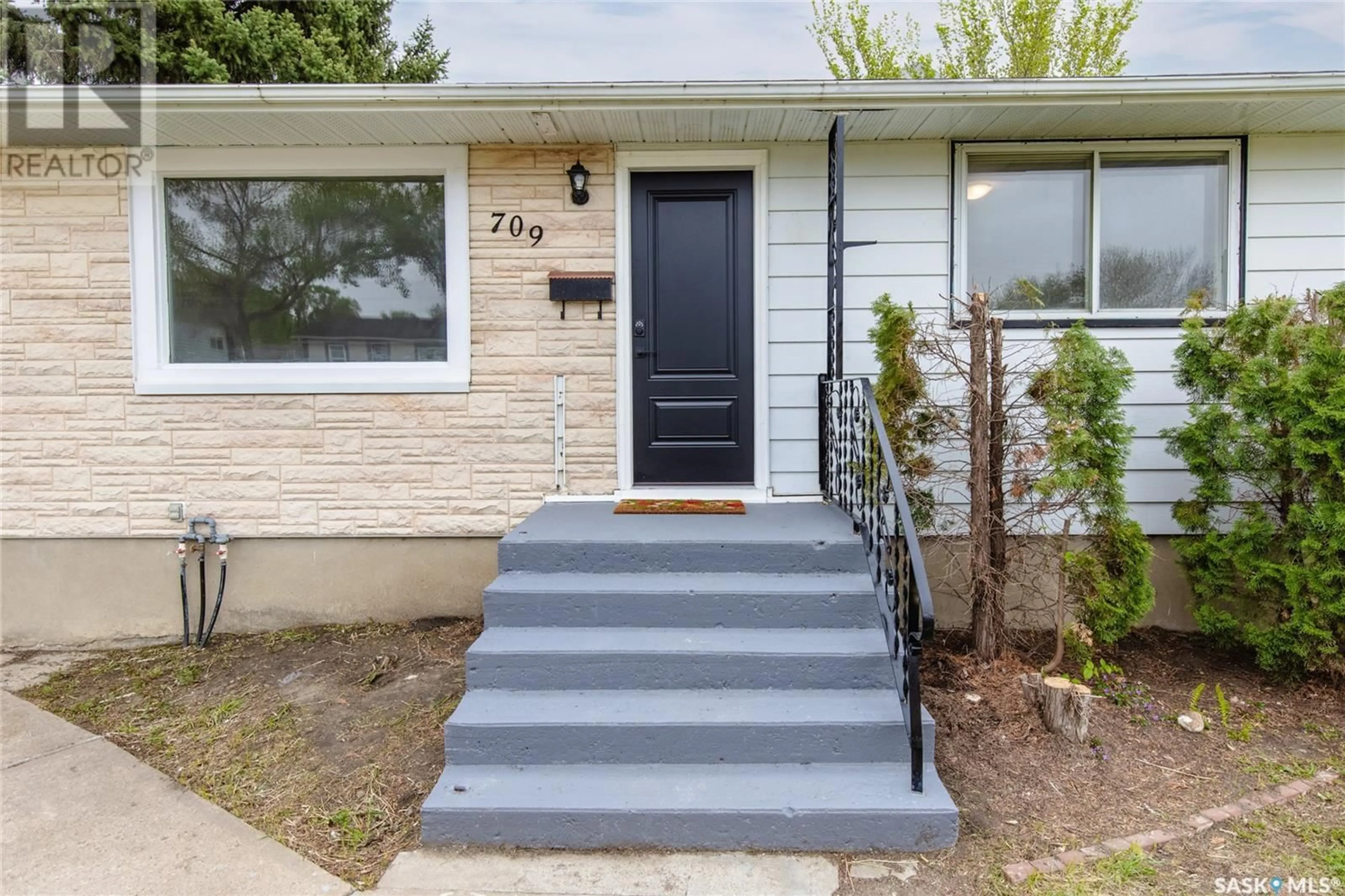Home with vinyl exterior material, street for 709 FAIRFORD STREET E, Moose Jaw Saskatchewan S6H0G1