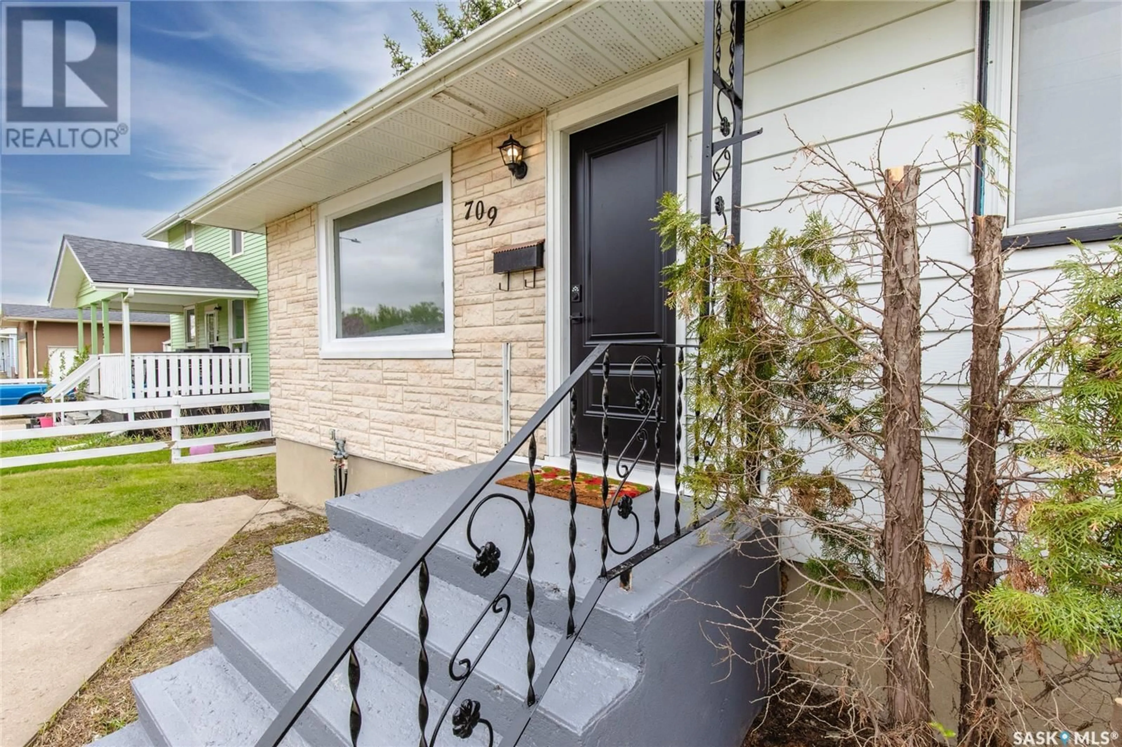 Home with vinyl exterior material, street for 709 FAIRFORD STREET E, Moose Jaw Saskatchewan S6H0G1
