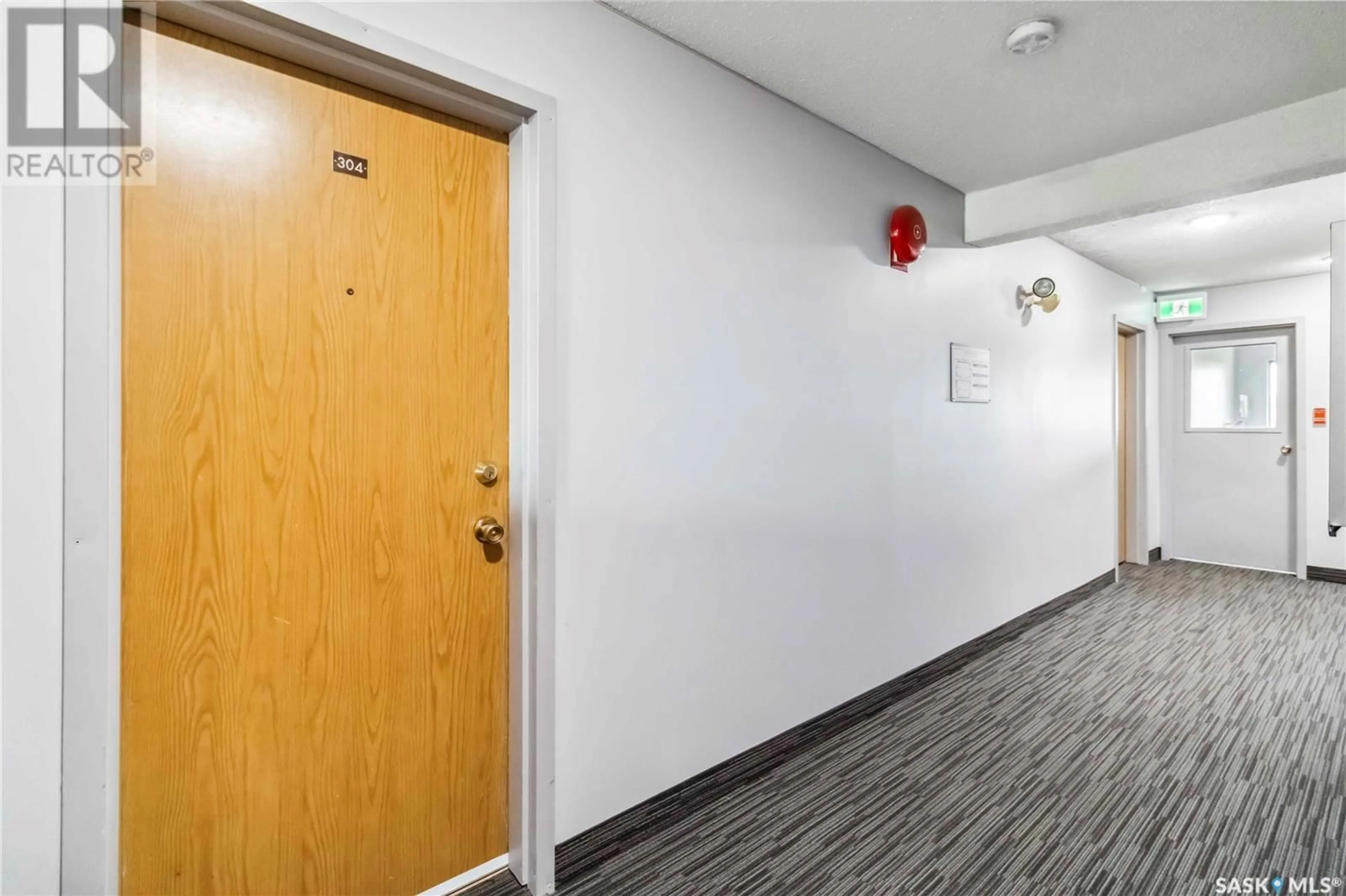 Indoor foyer for 265 - 304 KINGSMERE BOULEVARD, Saskatoon Saskatchewan S7J4J6