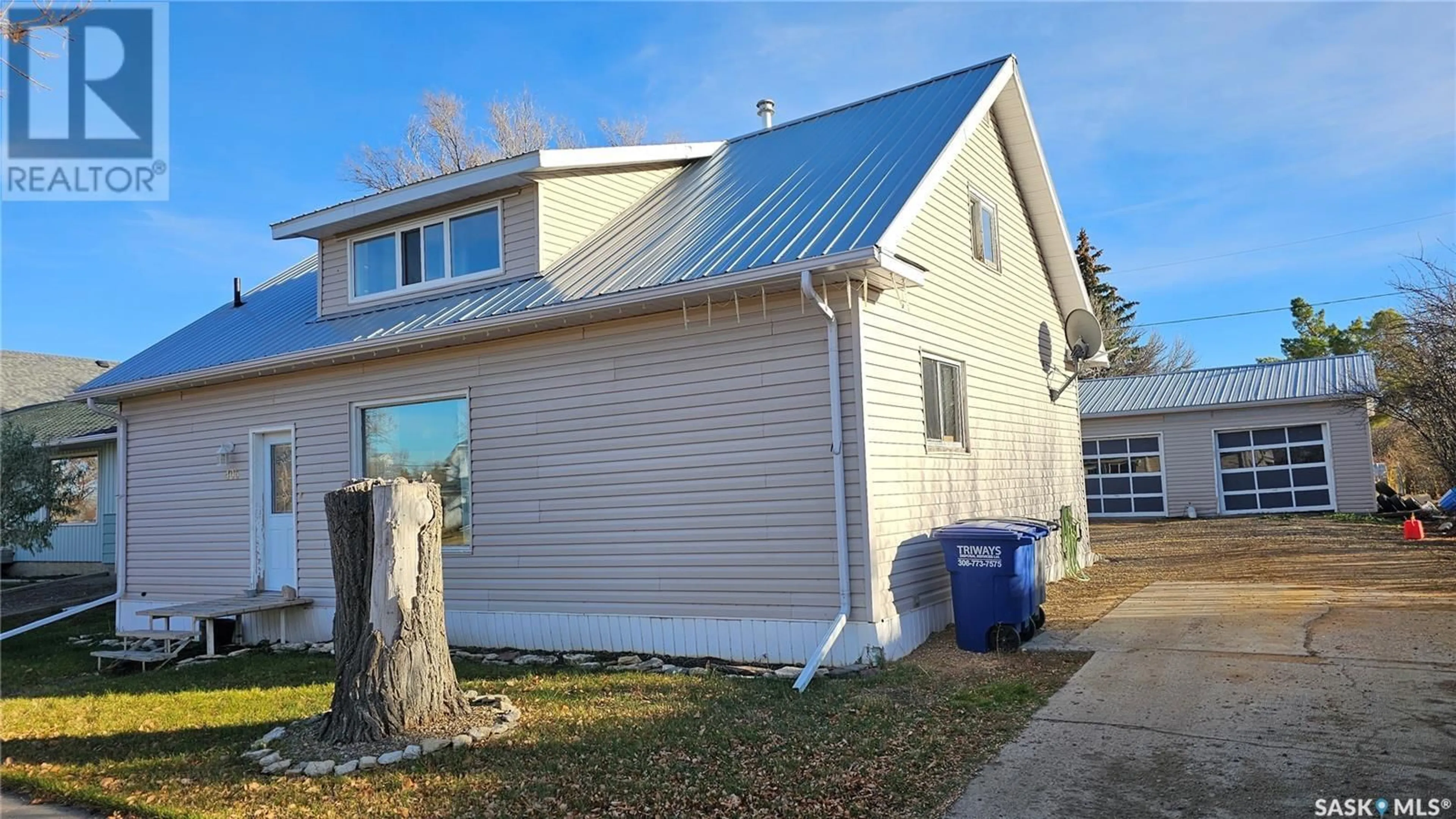 Home with vinyl exterior material, unknown for 406 CENTRE STREET, Cabri Saskatchewan S0N0J0