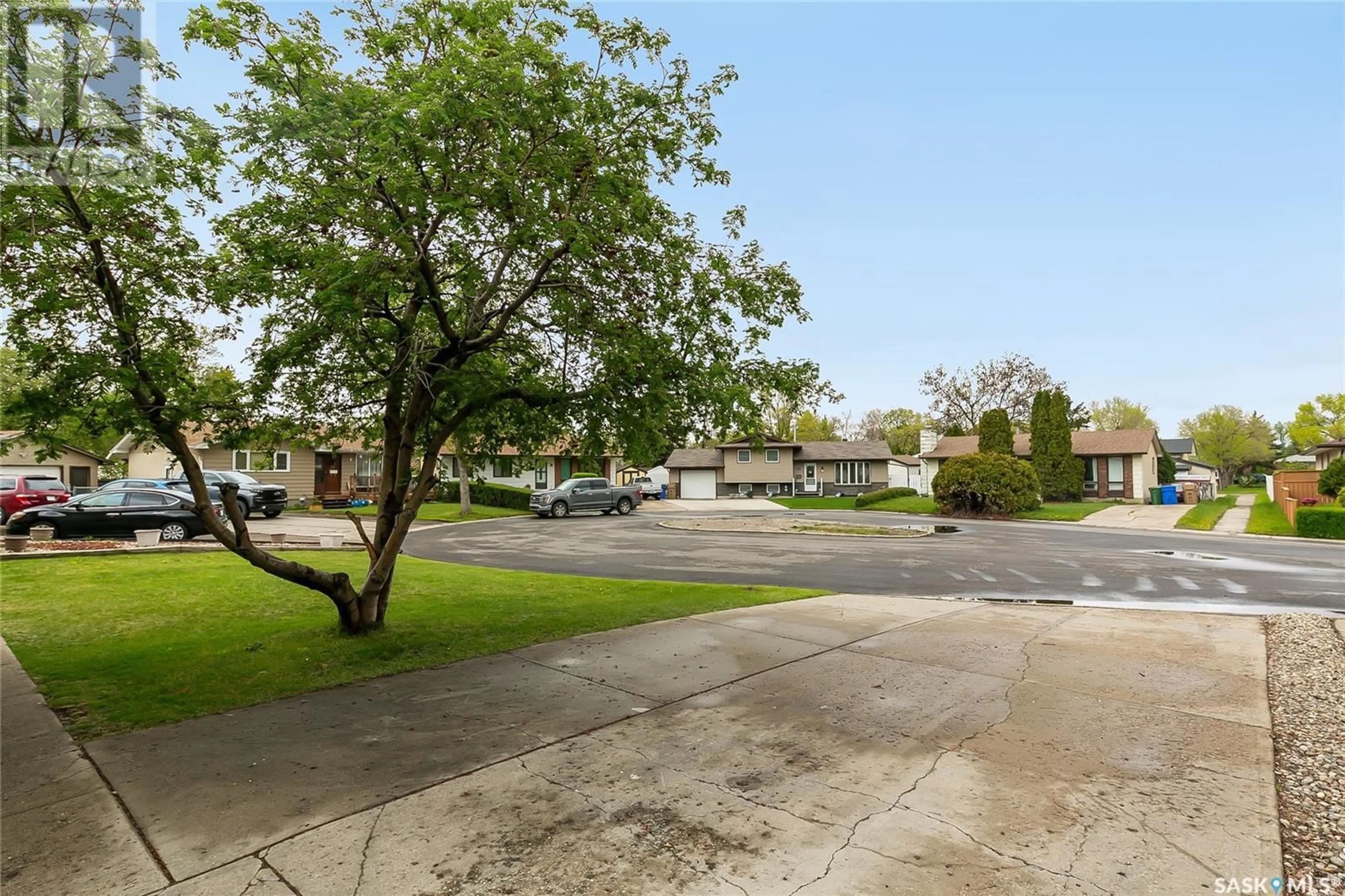 Patio, street for 38 YINGST BAY, Regina Saskatchewan S4N5B6