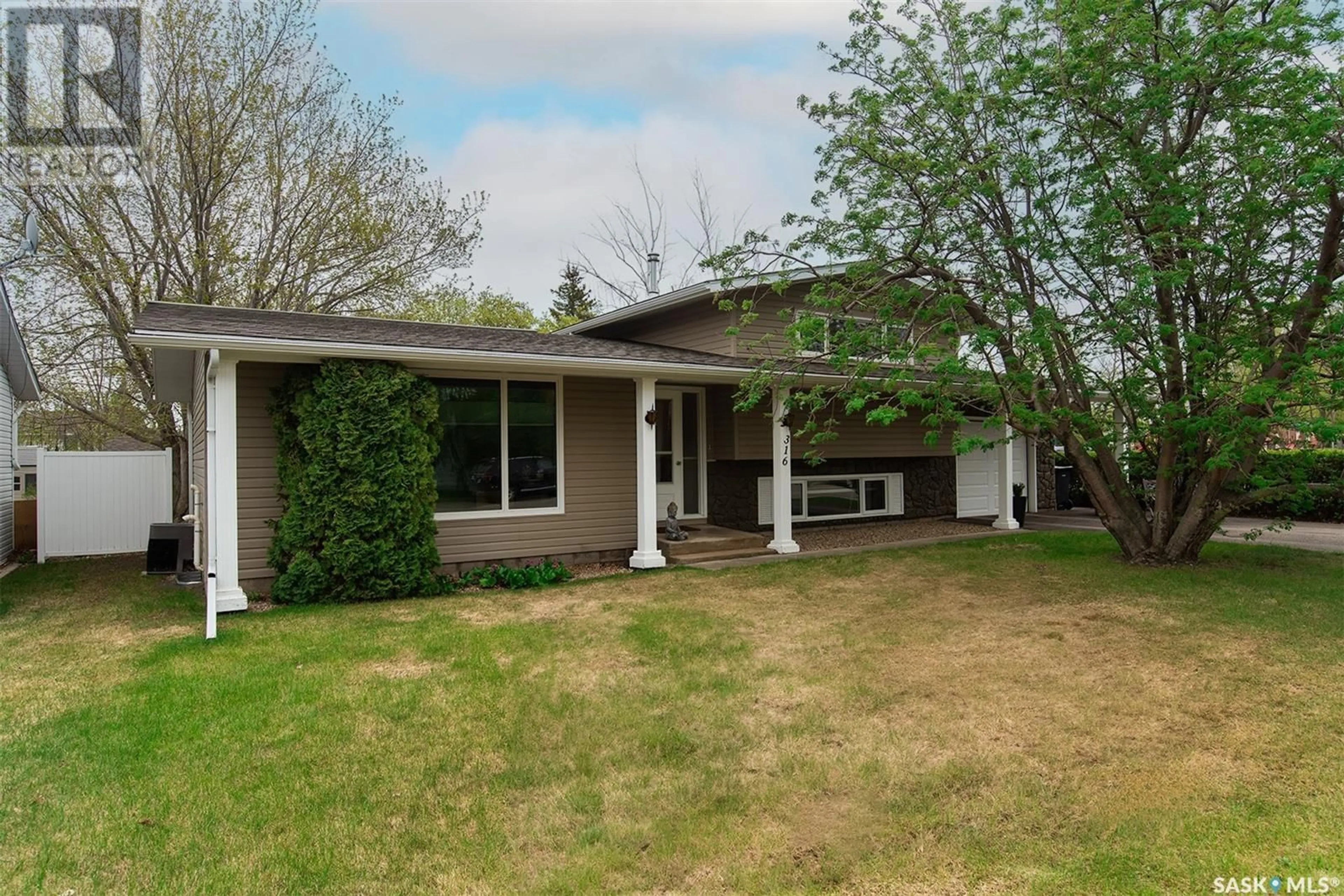 Home with vinyl exterior material, street for 316 8TH STREET, Wynyard Saskatchewan S0A4T0