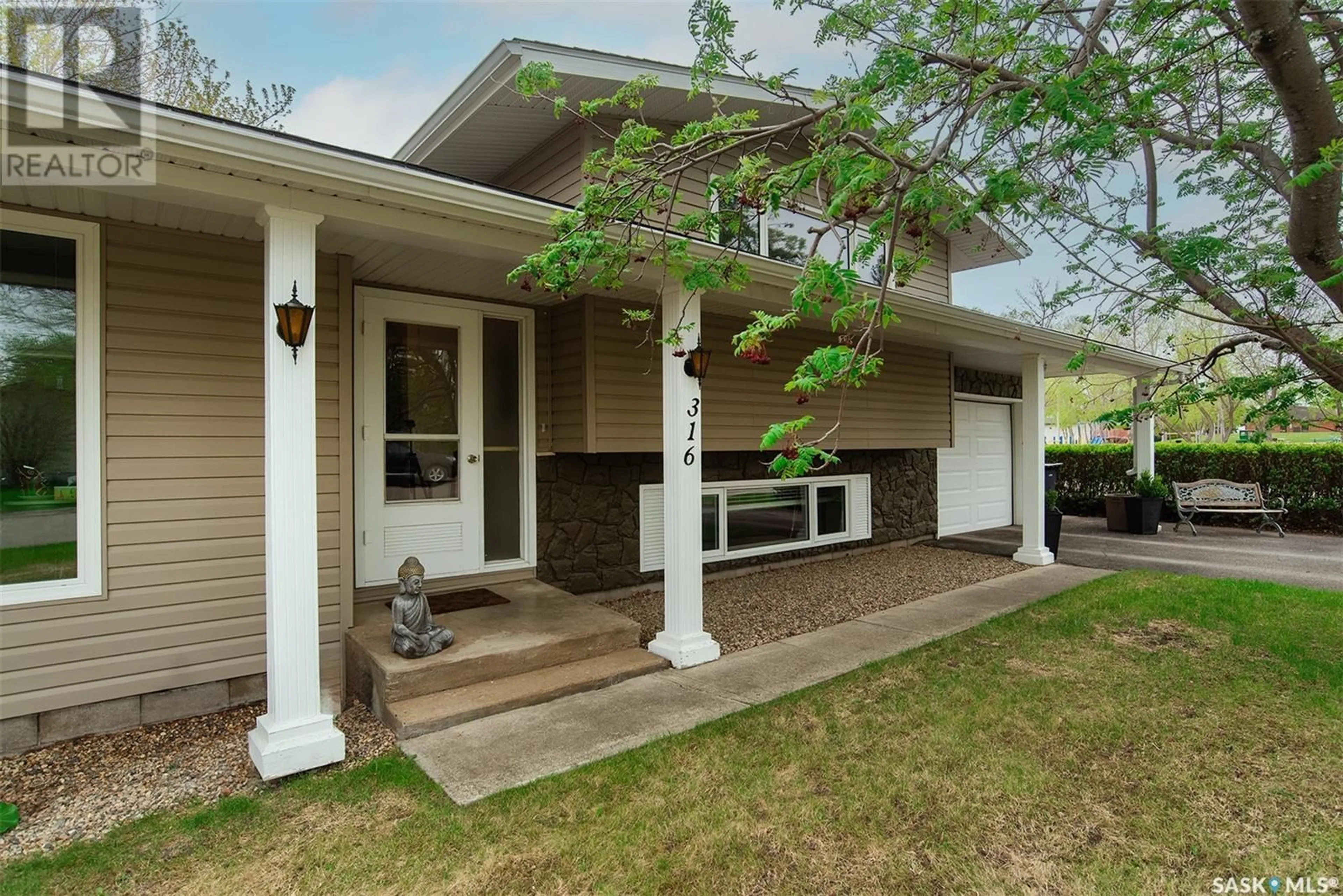 Home with vinyl exterior material, street for 316 8TH STREET, Wynyard Saskatchewan S0A4T0