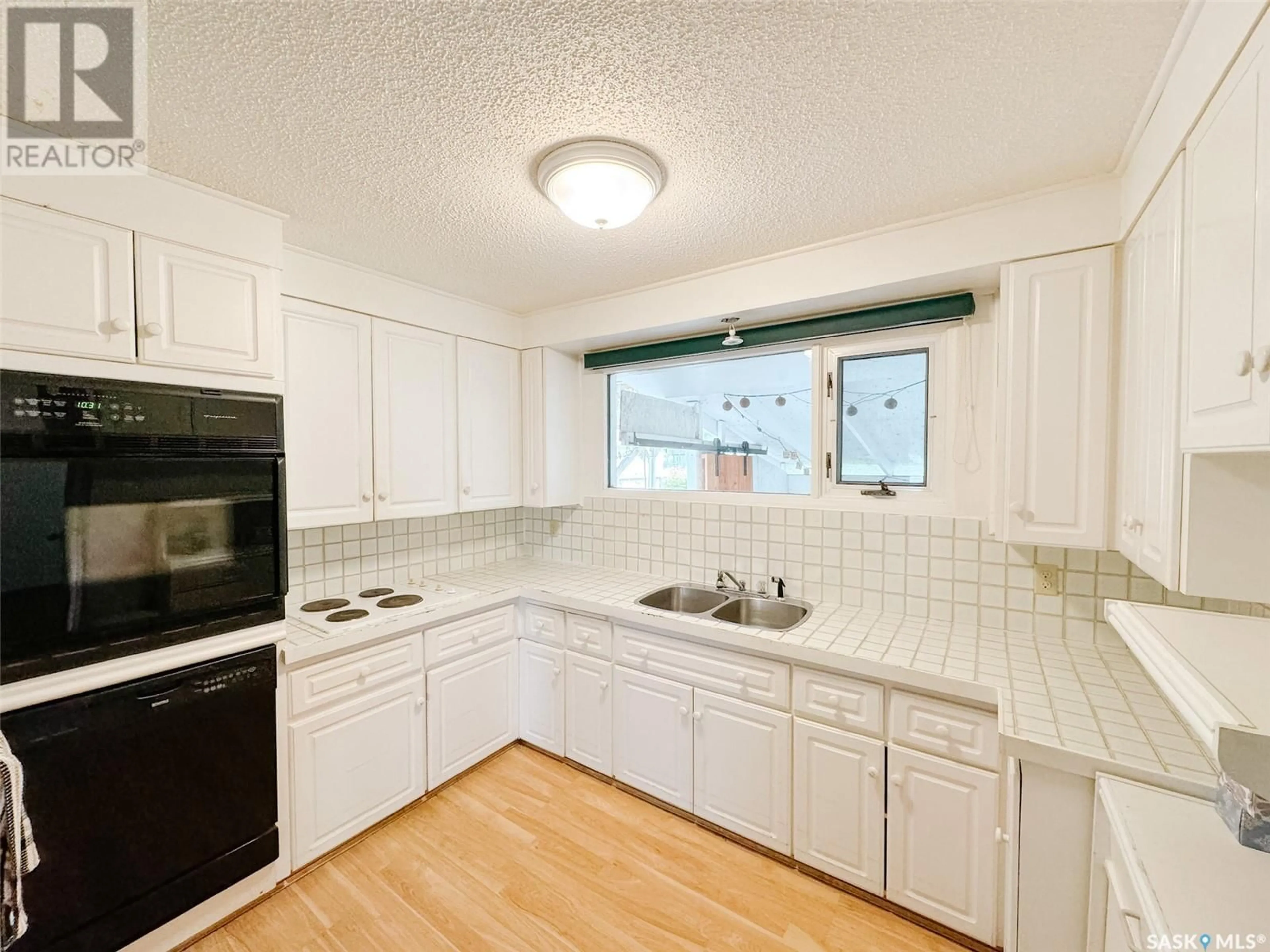 Standard kitchen, unknown for 1304 J AVENUE, Saskatoon Saskatchewan S7L2L8