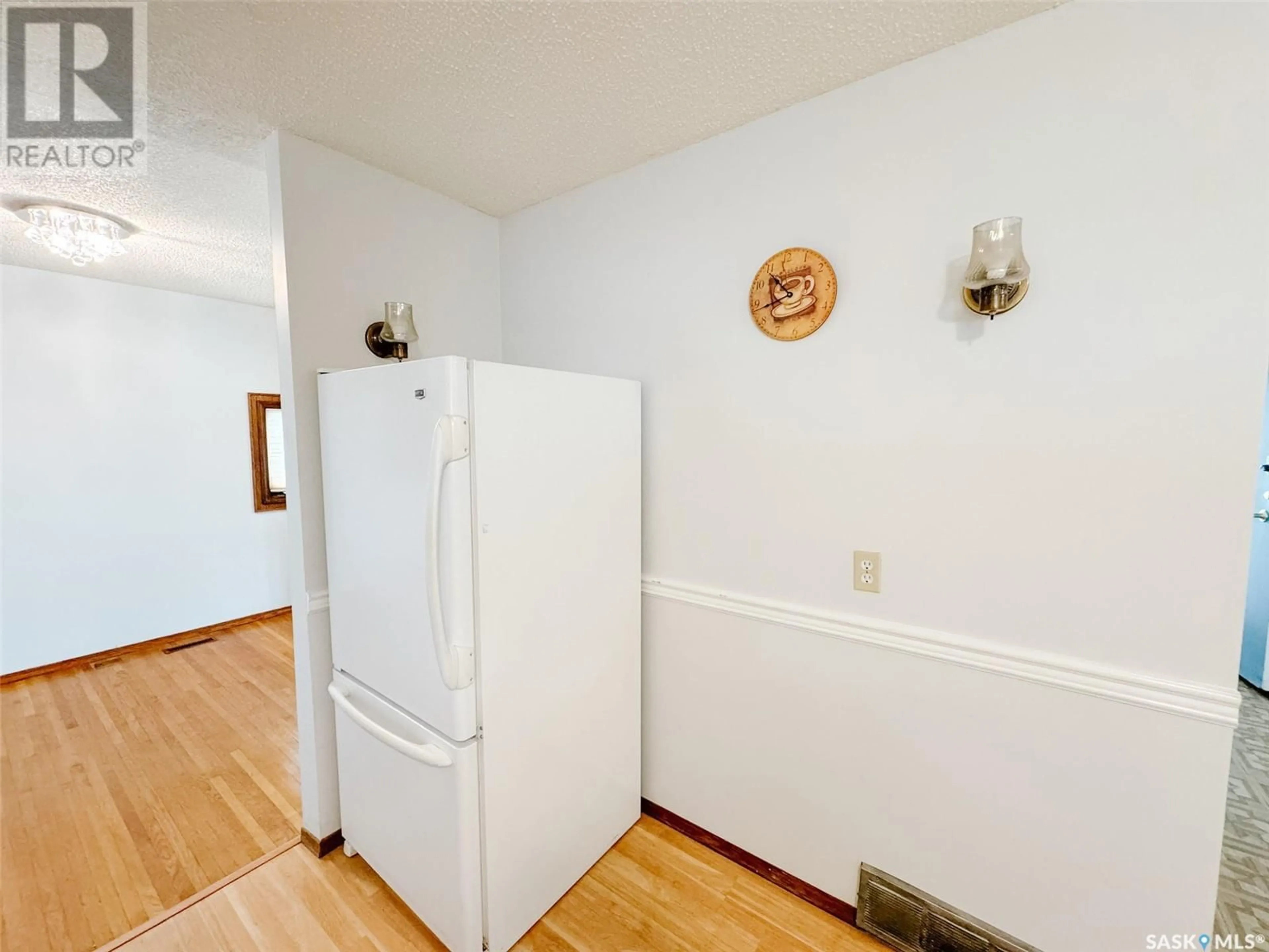 A pic of a room for 1304 J AVENUE, Saskatoon Saskatchewan S7L2L8