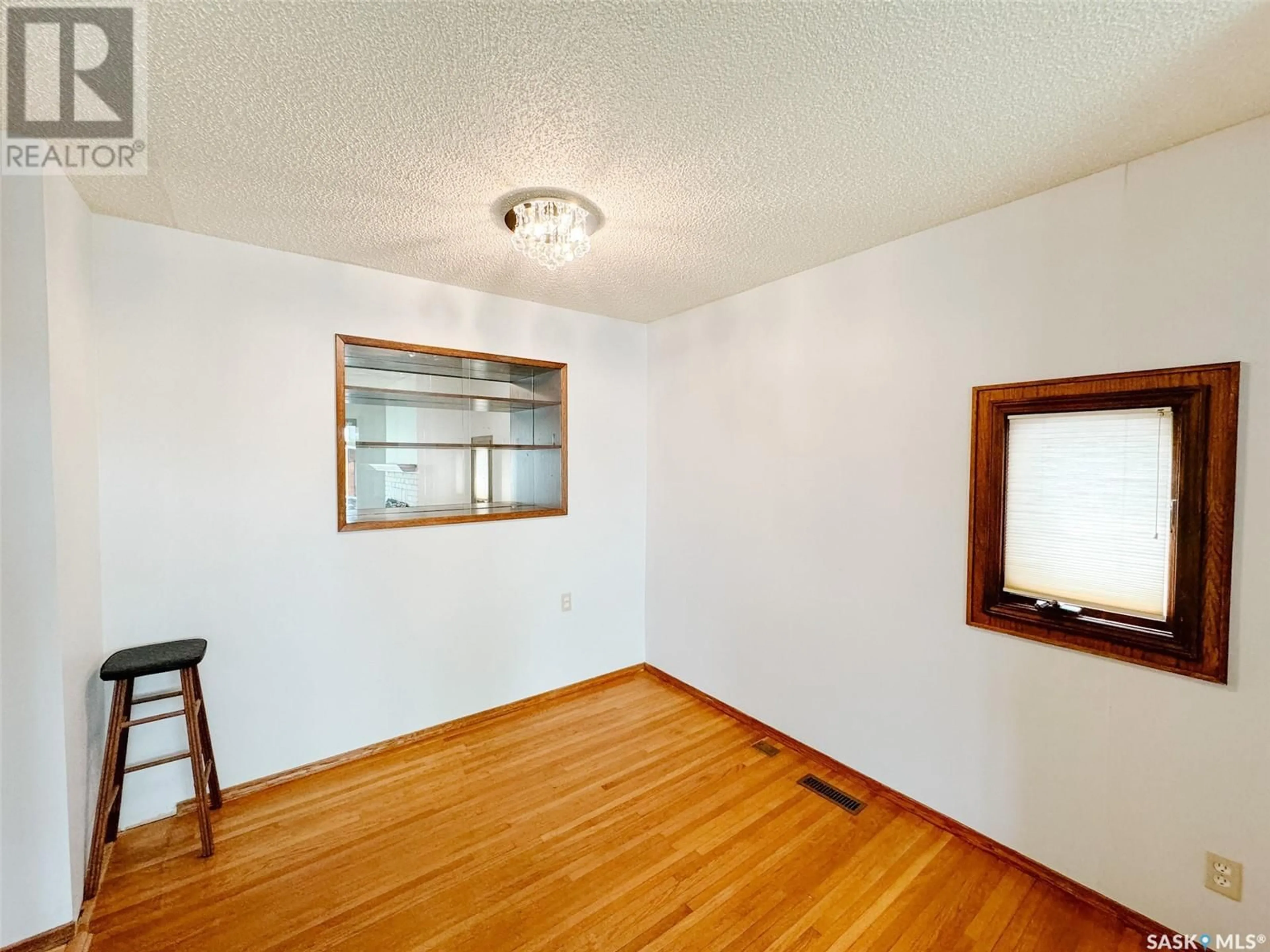 A pic of a room for 1304 J AVENUE, Saskatoon Saskatchewan S7L2L8
