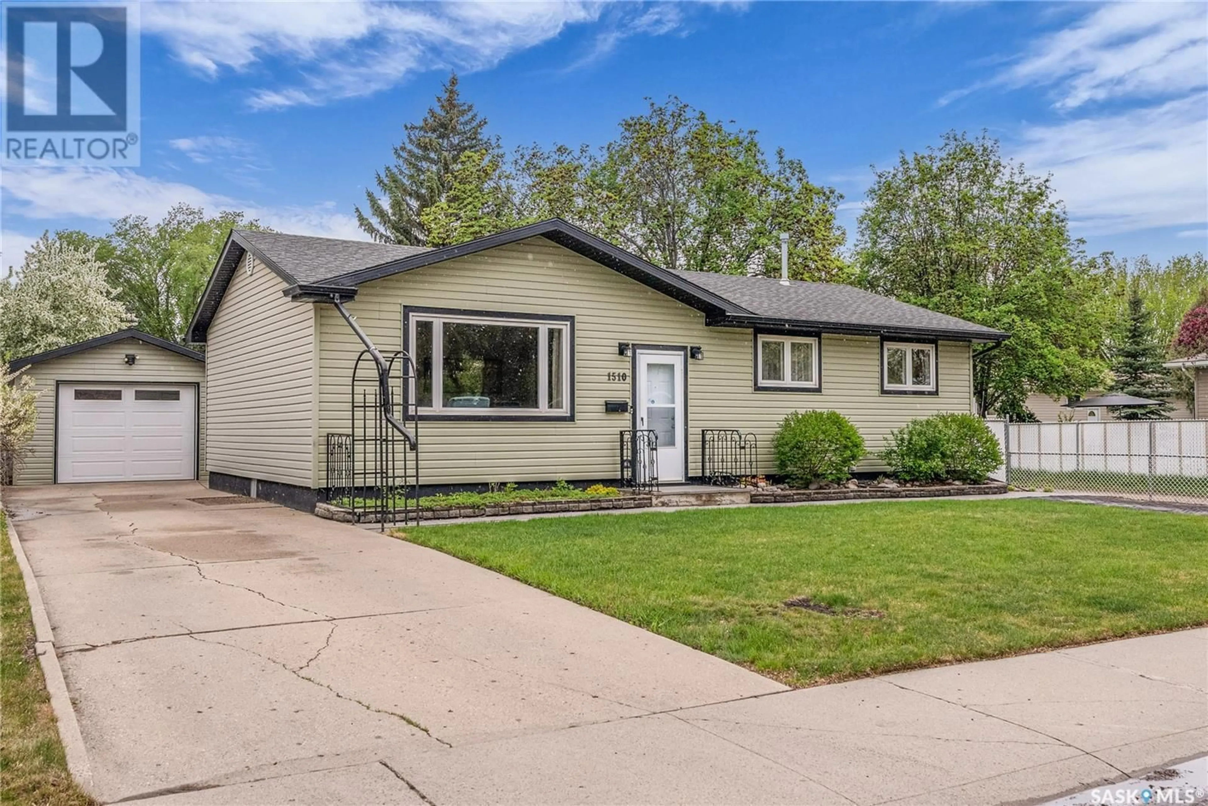 Home with vinyl exterior material, street for 1510 EAST HEIGHTS, Saskatoon Saskatchewan S7J3B5