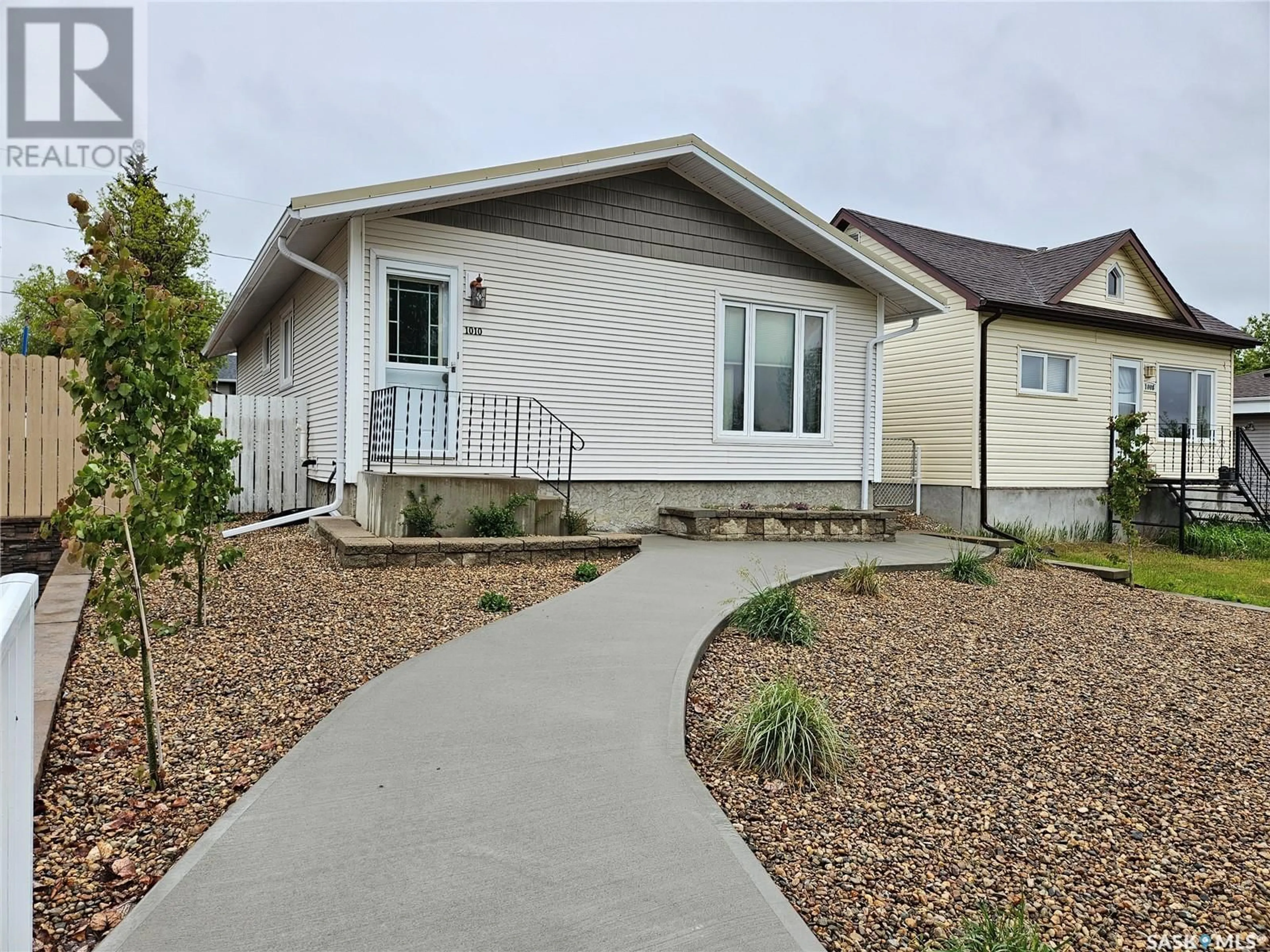 Home with vinyl exterior material, street for 1010 HOCHELAGA STREET, Moose Jaw Saskatchewan S6H2H9