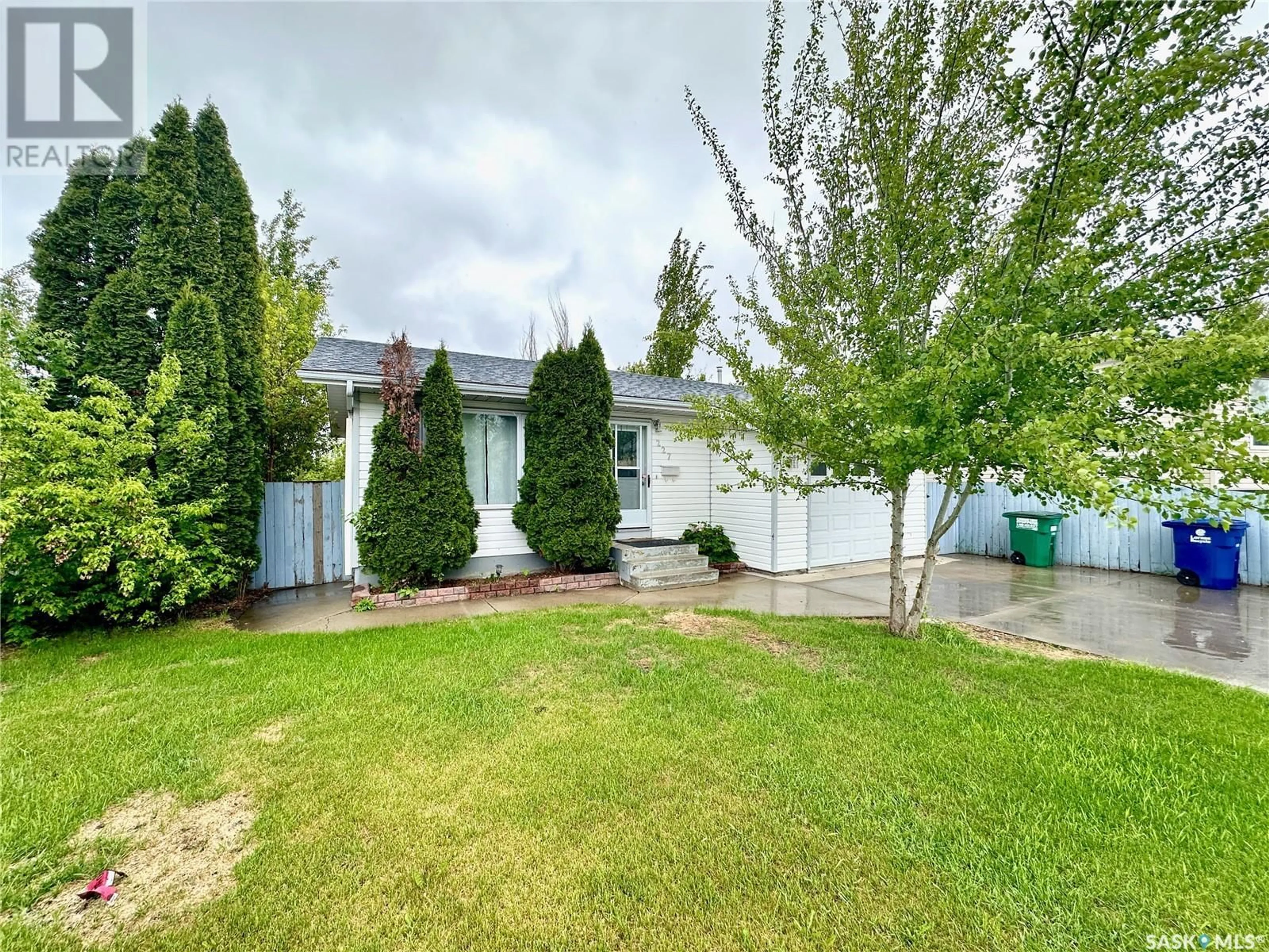 A pic from outside/outdoor area/front of a property/back of a property/a pic from drone, street for 227 BOWMAN COURT, Saskatoon Saskatchewan S7L6P6
