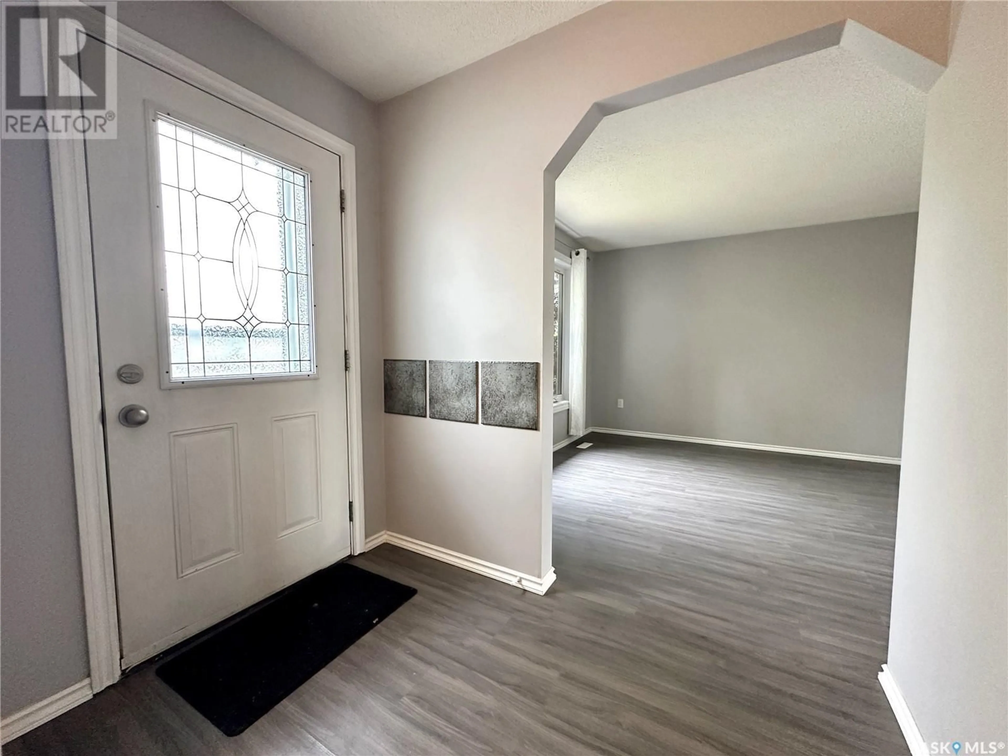 Indoor entryway for 227 BOWMAN COURT, Saskatoon Saskatchewan S7L6P6